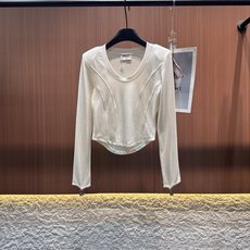 ✨✨✨小香✨✨✨2025秋冬新款美丽诺羊绒金属扣袖口U领套头上衣 美丽诺羊绒面料自带云朵般的轻柔触感,贴 ✨✨✨小香✨✨✨2025秋冬新款美丽诺羊绒金属扣袖口U领套头上衣 美丽诺羊绒面料自带云朵般的轻柔触感,贴
