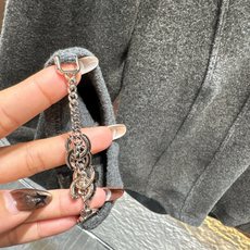 ✨✨✨小香✨✨✨2025秋冬新款美丽诺羊绒金属扣袖口U领套头上衣 美丽诺羊绒面料自带云朵般的轻柔触感,贴 ✨✨✨小香✨✨✨2025秋冬新款美丽诺羊绒金属扣袖口U领套头上衣 美丽诺羊绒面料自带云朵般的轻柔触感,贴