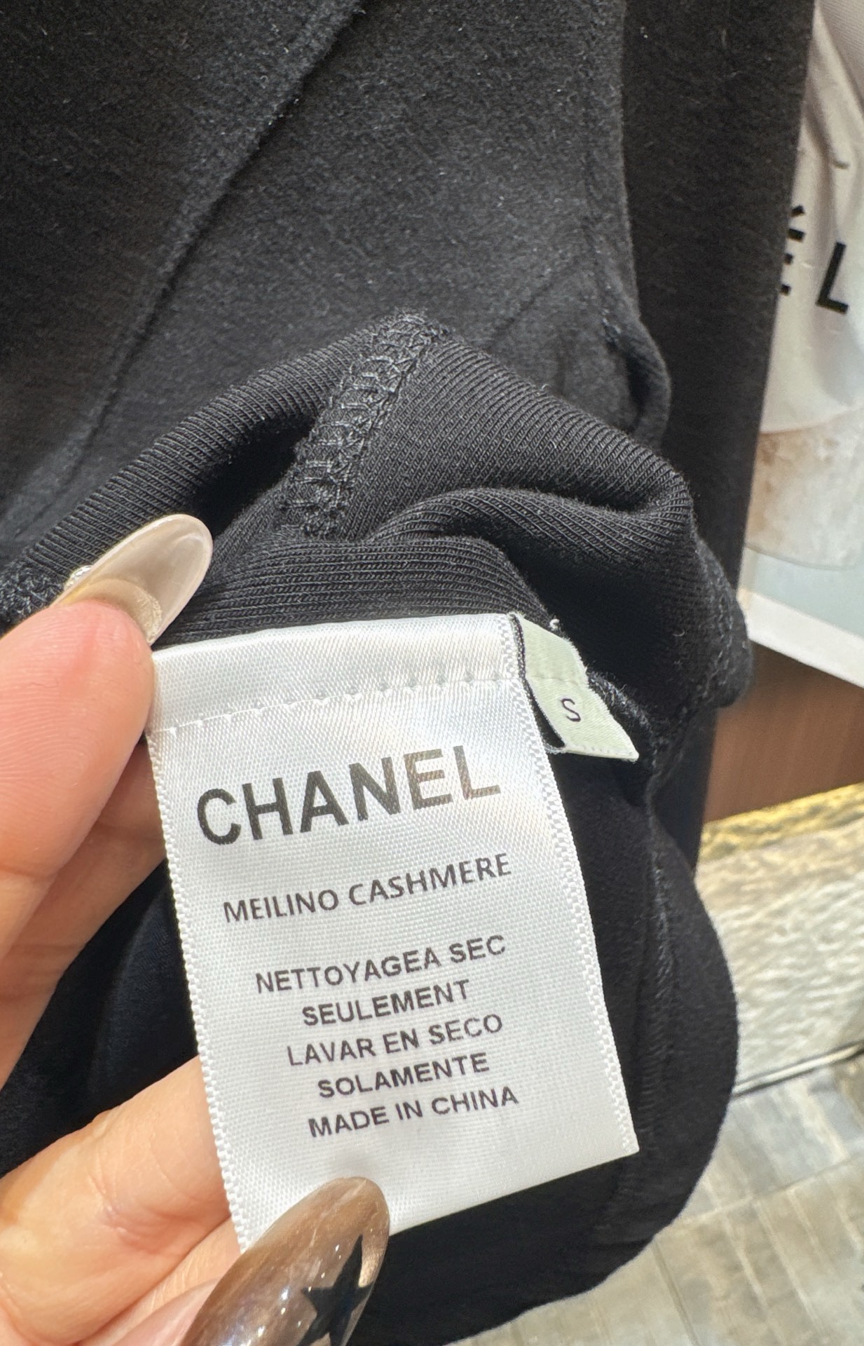 ✨✨✨小香✨✨✨2025秋冬新款美丽诺羊绒金属扣袖口U领套头上衣 美丽诺羊绒面料自带云朵般的轻柔触感,贴 ✨✨✨小香✨✨✨2025秋冬新款美丽诺羊绒金属扣袖口U领套头上衣 美丽诺羊绒面料自带云朵般的轻柔触感,贴
