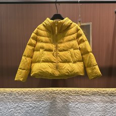 ✨✨✨alo✨✨✨2025秋冬新款白鸭绒假拉链立领拉链外套。鹅黄像把阳光揉进了衣身,白款干净得像落雪,黑 ✨✨✨alo✨✨✨2025秋冬新款白鸭绒假拉链立领拉链外套。鹅黄像把阳光揉进了衣身,白款干净得像落雪,黑