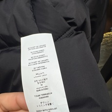 ✨✨✨alo✨✨✨2025秋冬新款白鸭绒假拉链立领拉链外套。鹅黄像把阳光揉进了衣身,白款干净得像落雪,黑 ✨✨✨alo✨✨✨2025秋冬新款白鸭绒假拉链立领拉链外套。鹅黄像把阳光揉进了衣身,白款干净得像落雪,黑