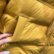 ✨✨✨alo✨✨✨2025秋冬新款白鸭绒假拉链立领拉链外套。鹅黄像把阳光揉进了衣身,白款干净得像落雪,黑 ✨✨✨alo✨✨✨2025秋冬新款白鸭绒假拉链立领拉链外套。鹅黄像把阳光揉进了衣身,白款干净得像落雪,黑