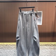 ✨✨✨TB✨✨✨2025秋冬新款松紧腰抽绳压褶弯刀裤 精选的高支棉织成的面料,摸上去是像云朵贴肤的暖,灰 ✨✨✨TB✨✨✨2025秋冬新款松紧腰抽绳压褶弯刀裤 精选的高支棉织成的面料,摸上去是像云朵贴肤的暖,灰