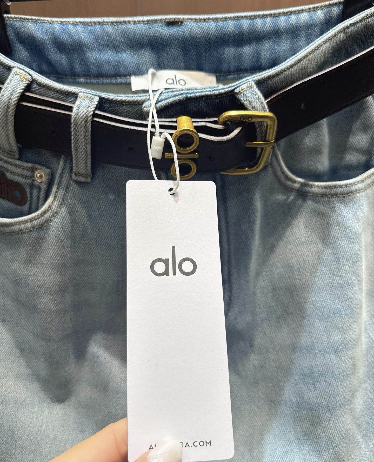 ✨✨✨alo✨✨✨2025秋冬新款腰带带logo直筒牛仔裤 精选的高支棉料，经过水洗后自带淡淡雾蓝调，像
