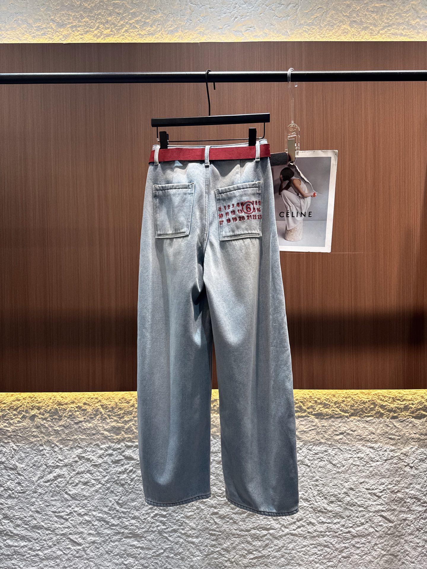 ✨✨✨玛吉拉✨✨✨2025秋冬新款撞色腰带直筒牛仔裤。高支棉料经过水洗后，泛着像被海风吻过的浅雾蓝，裤身