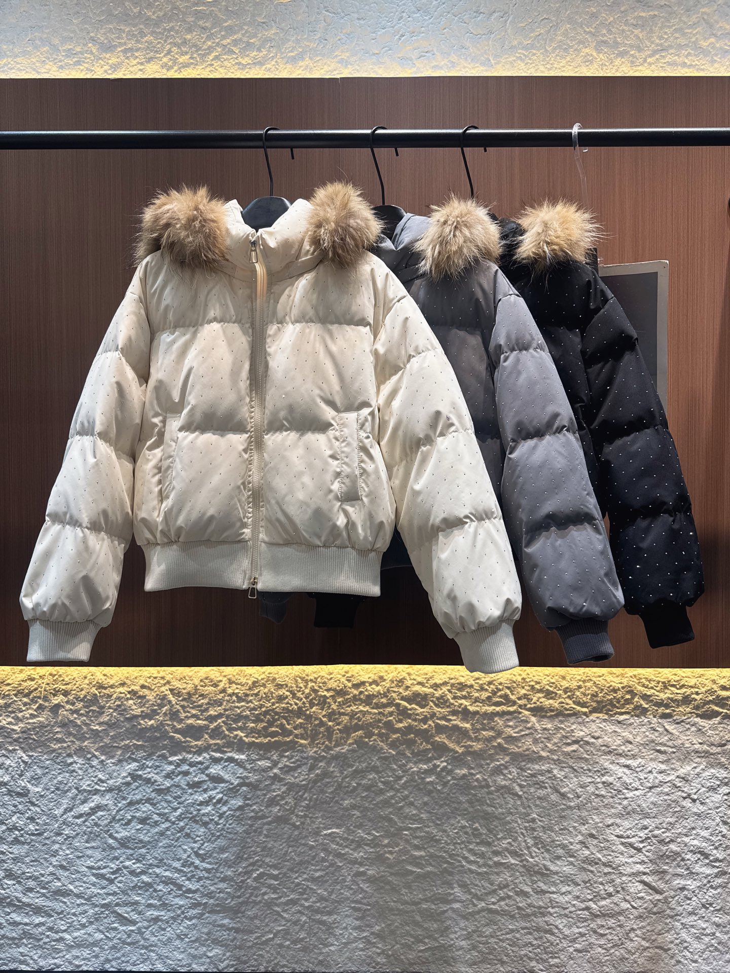 ✨✨✨miumiu✨✨✨2025秋冬新款百分百狐狸毛满天星烫钻毛绒连帽外套米白、灰调、雅黑三色都缀着细碎