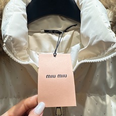 ✨✨✨miumiu✨✨✨2025秋冬新款百分百狐狸毛满天星烫钻毛绒连帽外套米白、灰调、雅黑三色都缀着细碎 ✨✨✨miumiu✨✨✨2025秋冬新款百分百狐狸毛满天星烫钻毛绒连帽外套米白、灰调、雅黑三色都缀着细碎