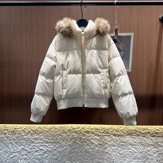 ✨✨✨miumiu✨✨✨2025秋冬新款百分百狐狸毛满天星烫钻毛绒连帽外套米白、灰调、雅黑三色都缀着细碎 ✨✨✨miumiu✨✨✨2025秋冬新款百分百狐狸毛满天星烫钻毛绒连帽外套米白、灰调、雅黑三色都缀着细碎