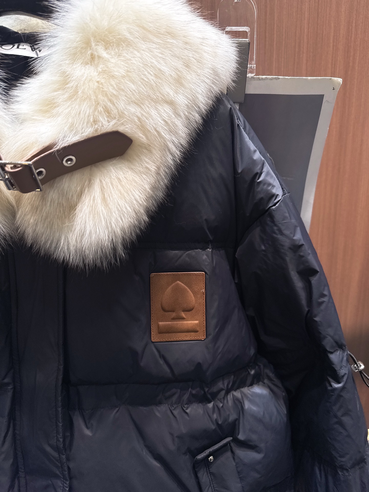 ✨✨✨ loewe✨✨✨2025秋冬新款百分百狐狸毛调节皮带毛绒翻领松紧腰外套 亮面面料自带低调光泽，像