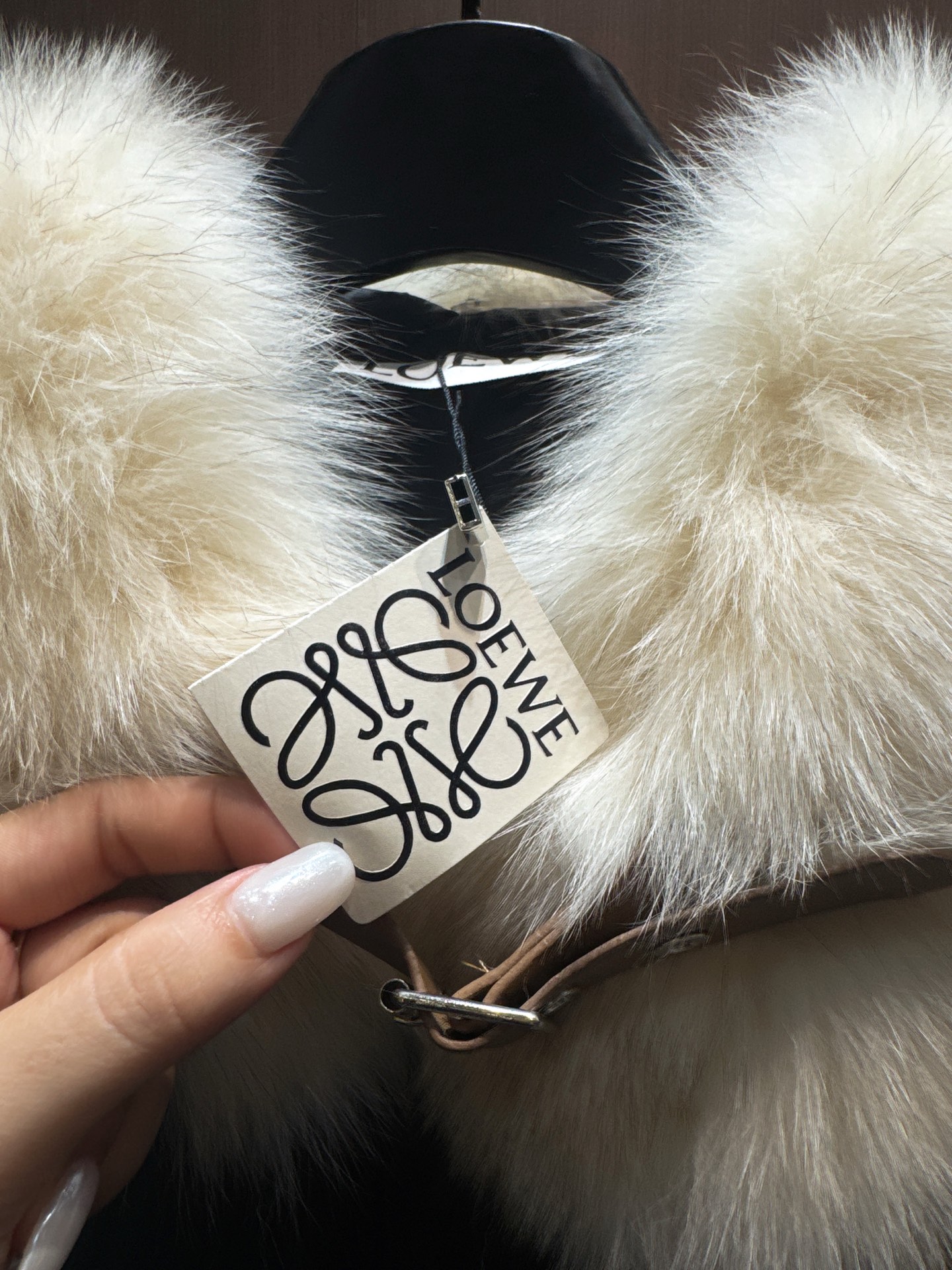 ✨✨✨ loewe✨✨✨2025秋冬新款百分百狐狸毛调节皮带毛绒翻领松紧腰外套 亮面面料自带低调光泽，像