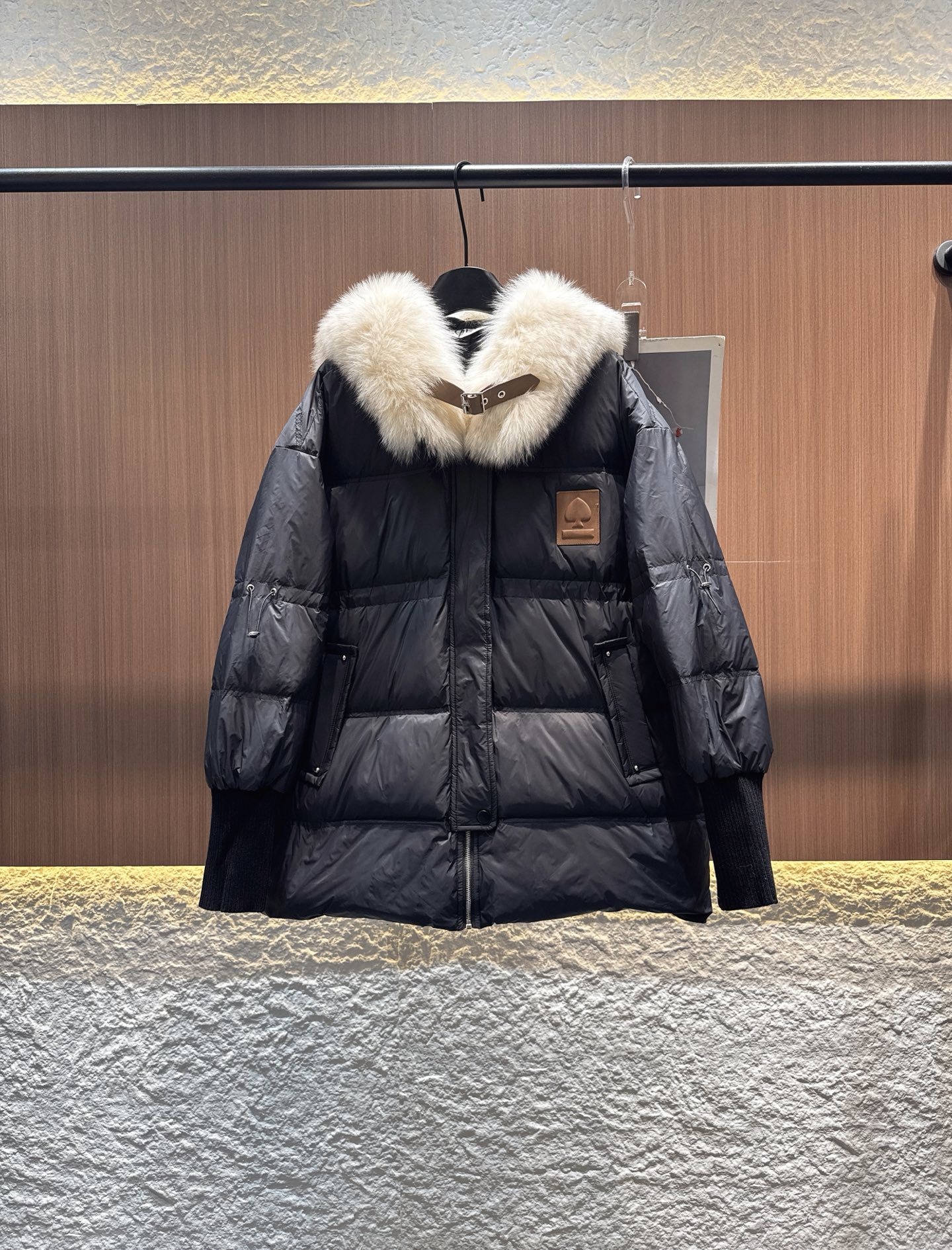 ✨✨✨ loewe✨✨✨2025秋冬新款百分百狐狸毛调节皮带毛绒翻领松紧腰外套 亮面面料自带低调光泽，像