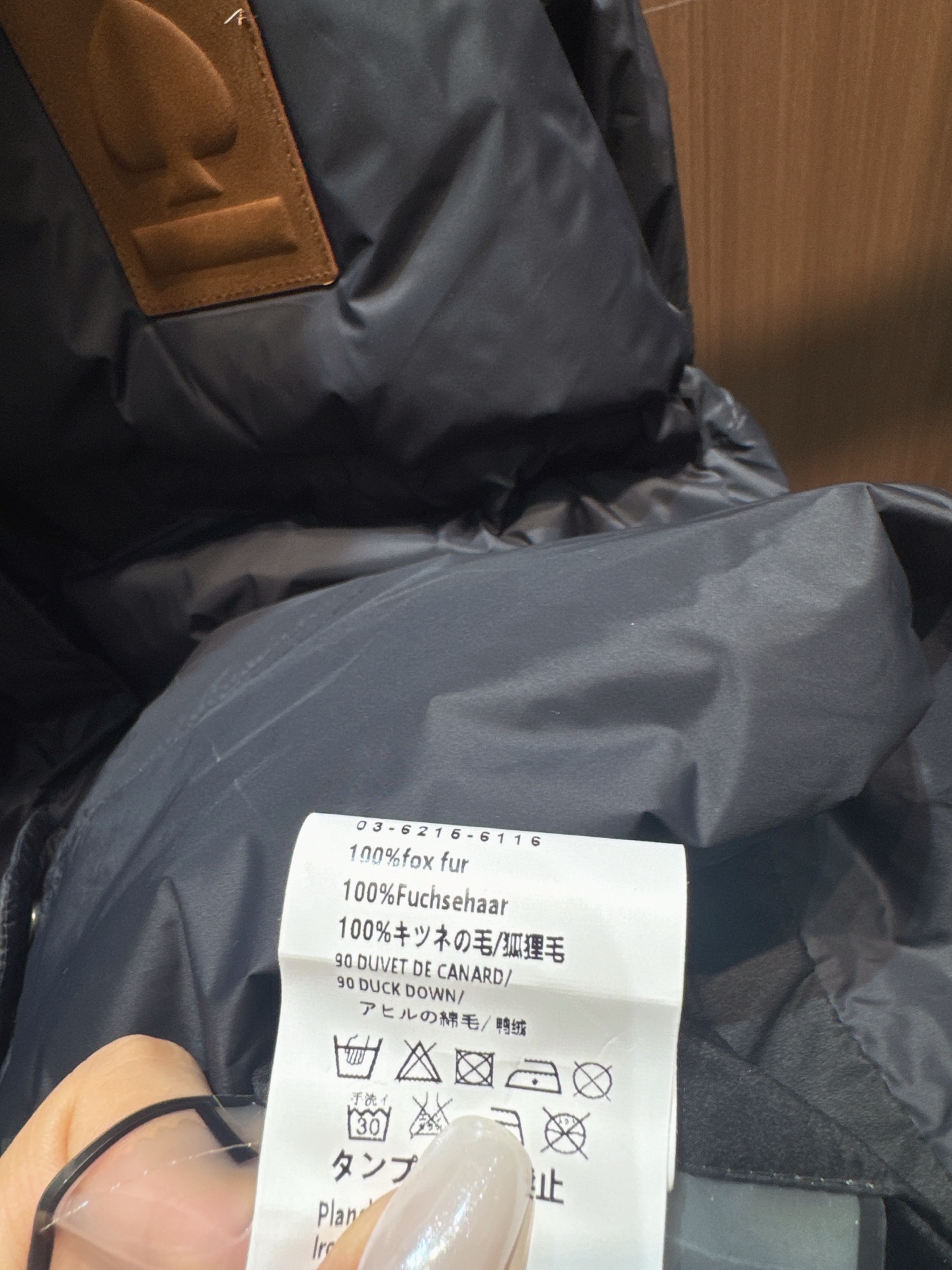 ✨✨✨ loewe✨✨✨2025秋冬新款百分百狐狸毛调节皮带毛绒翻领松紧腰外套 亮面面料自带低调光泽，像