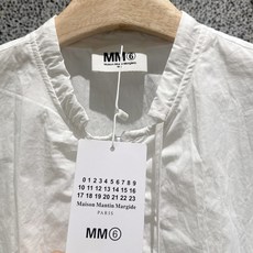 ✨✨✨mm6✨✨✨2026春夏新款立领木耳边马甲+花苞半裙套装,采用轻薄透气的微皱面料,自带松弛随性质感 ✨✨✨mm6✨✨✨2026春夏新款立领木耳边马甲+花苞半裙套装,采用轻薄透气的微皱面料,自带松弛随性质感