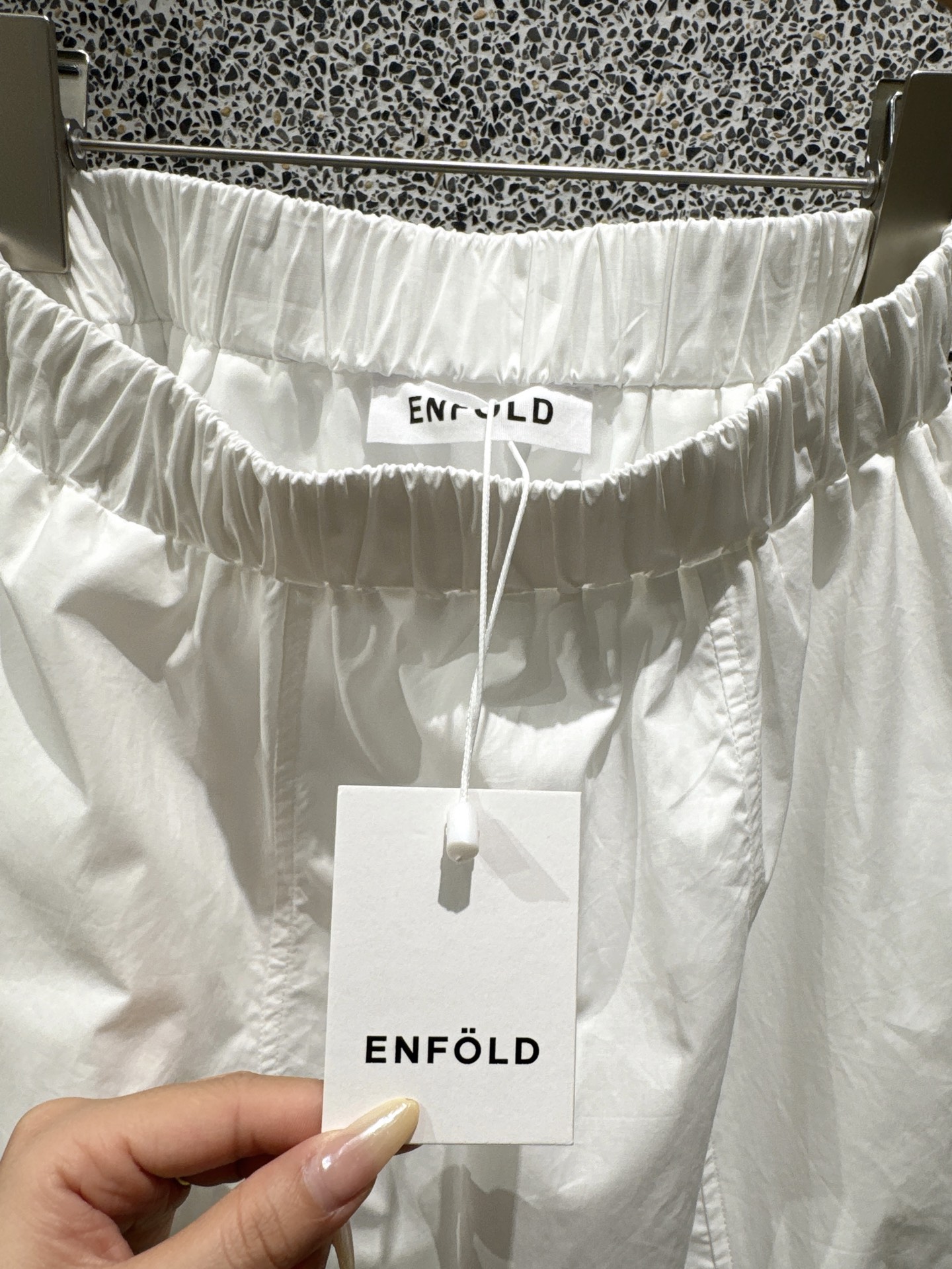 ✨✨✨ ENFOLD✨✨✨2026春夏新款解构风棉感花苞半裙。高支抗皱棉面料，垂坠有型。挺括抗皱，久穿不