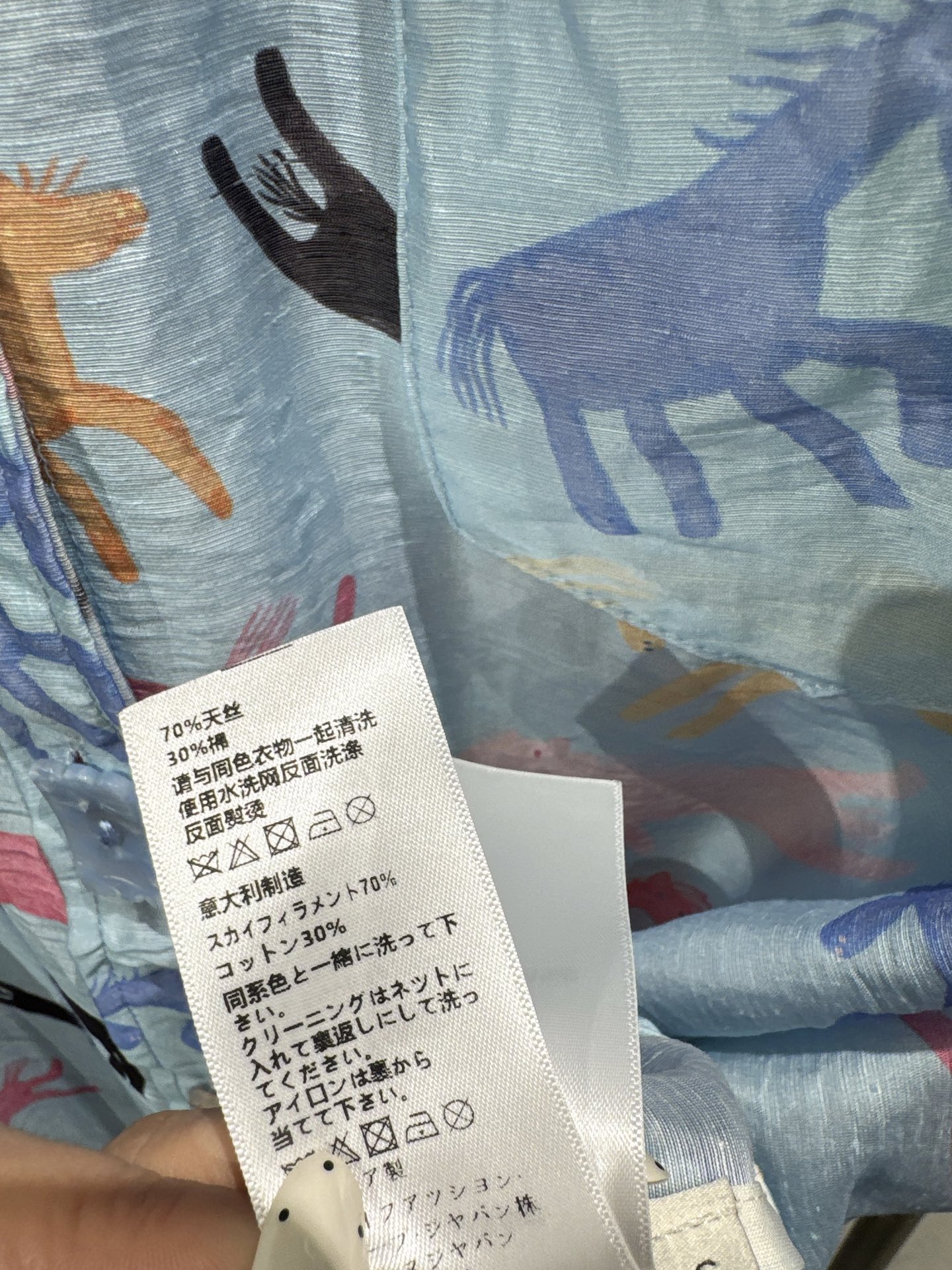 ✨✨✨ QOY✨✨✨2026春夏新款70天丝30棉彩马印花长袖衬衫+短裤套装。肌理皱感透气面料，宽松落肩