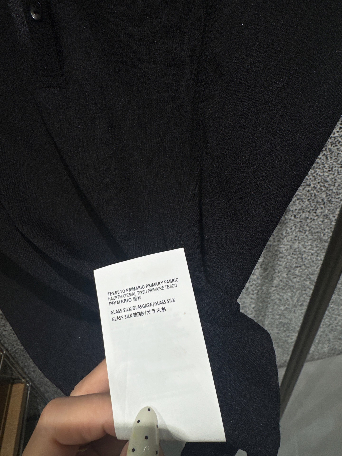 ✨✨✨ 玛吉拉✨✨✨2026春夏新款琉璃纱V领纽扣修身T，半开V领+门襟纽扣，纯欲氛围感，修饰脖颈线条。