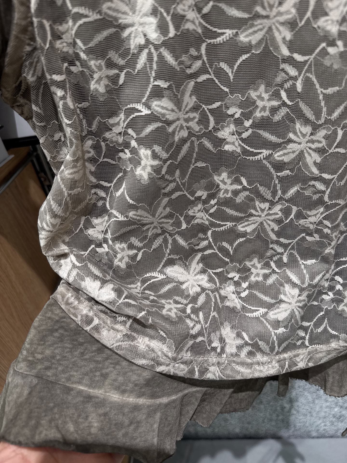 ✨✨✨ 伊莎贝尔✨✨✨2026春夏新款小众设计感飘带两件套蕾丝上衣 。双层拼接设计自带层次感，满幅精致刺