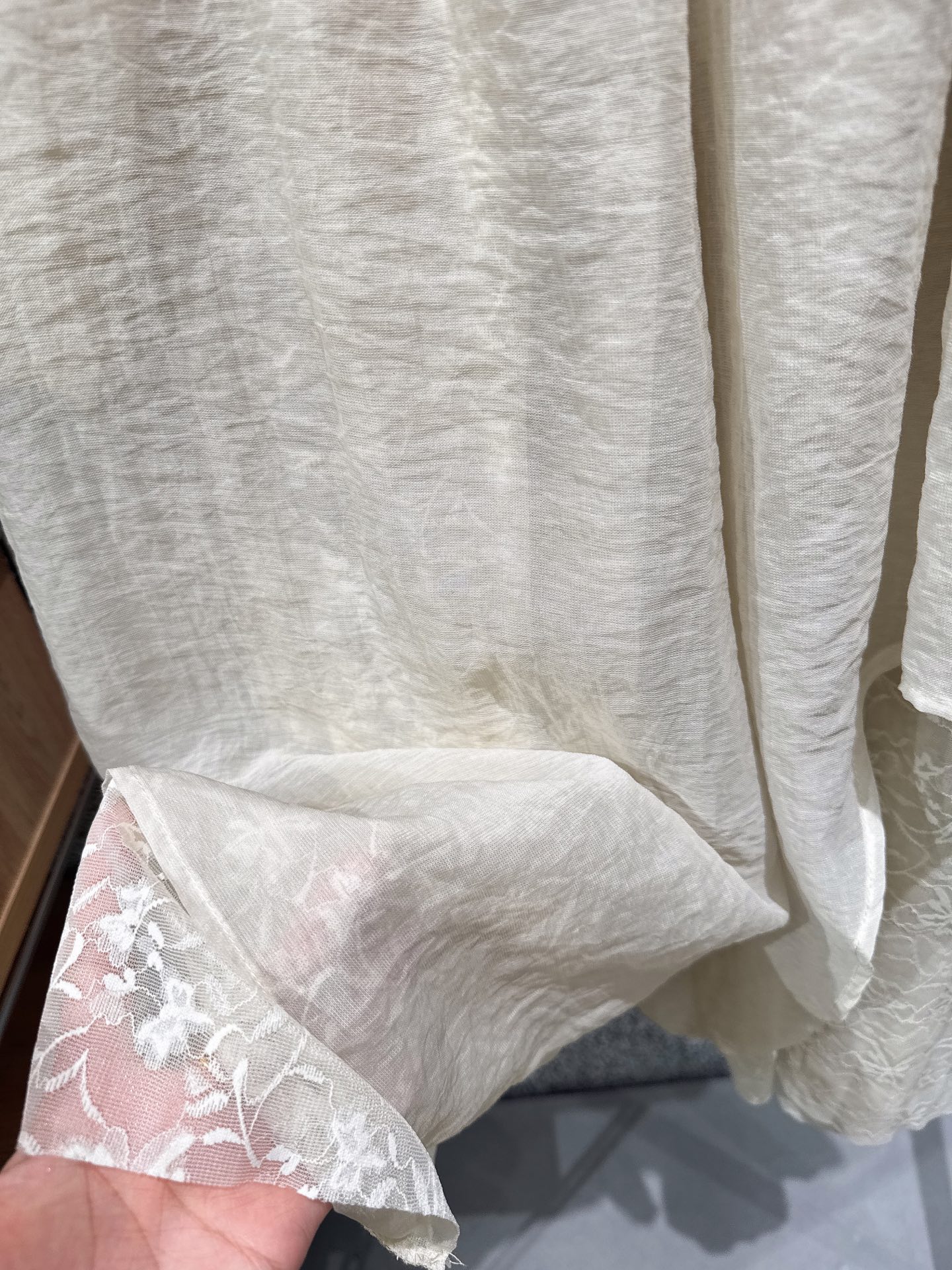 ✨✨✨ 伊莎贝尔✨✨✨2026春夏新款双层不规则蕾丝半裙。皱感透气面料+蕾丝内衬，不对称剪裁超遮肉，松紧