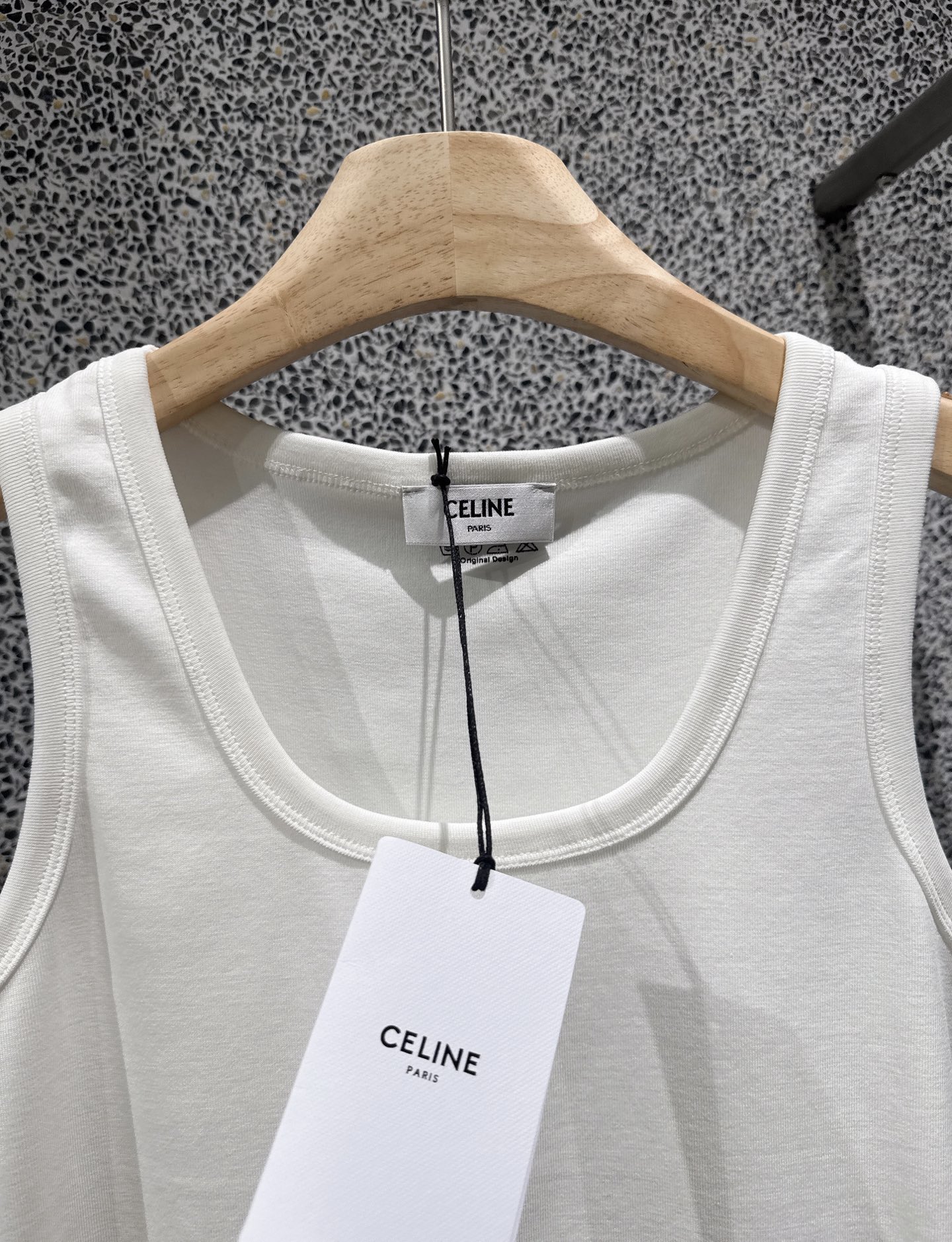 ✨✨✨ CELINE✨✨✨2026春夏新款基础U领弹力小背心。高弹亲肤螺纹棉，软糯贴合身形，修身不紧绷。
