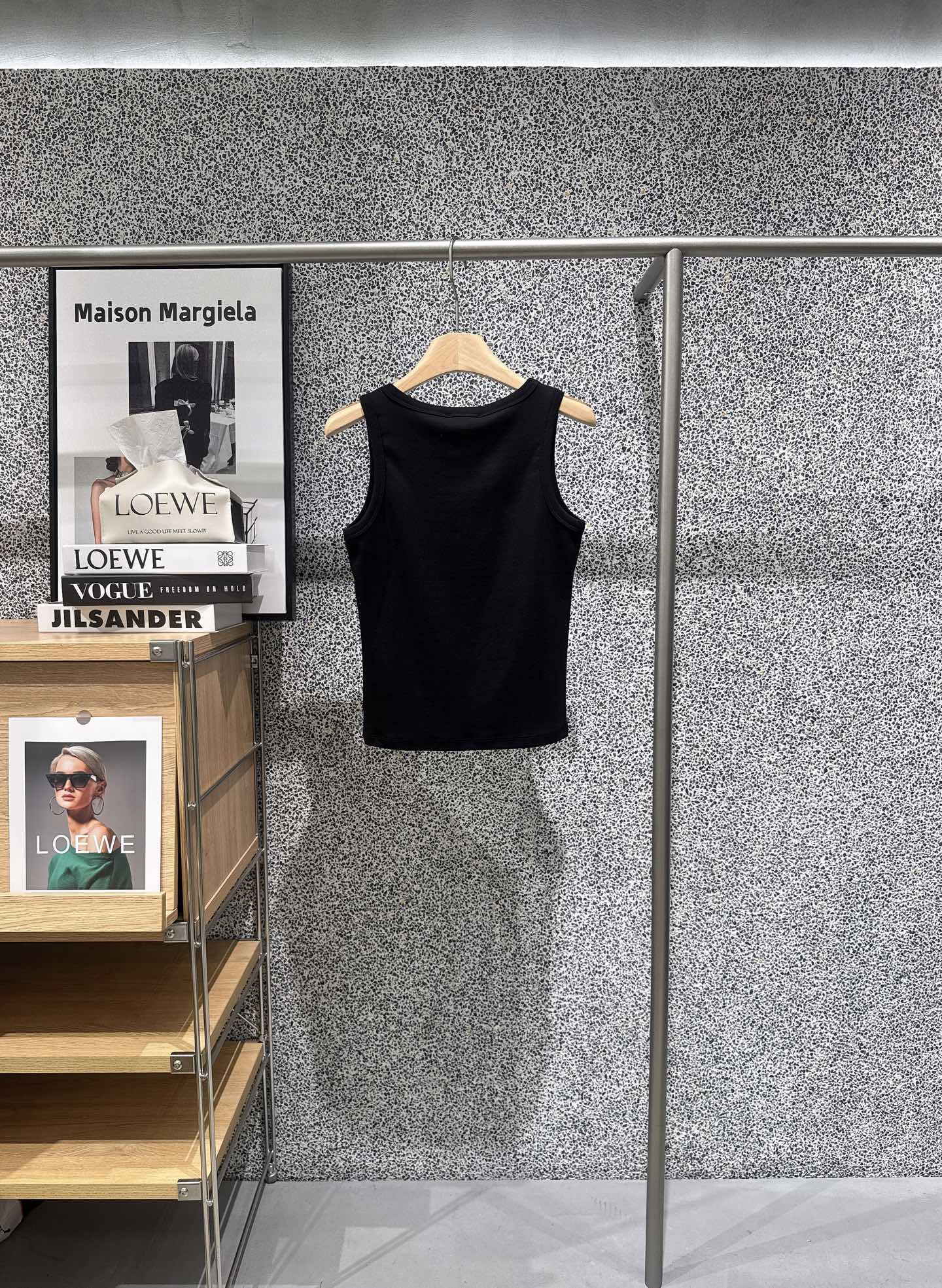 ✨✨✨ CELINE✨✨✨2026春夏新款基础U领弹力小背心。高弹亲肤螺纹棉，软糯贴合身形，修身不紧绷。