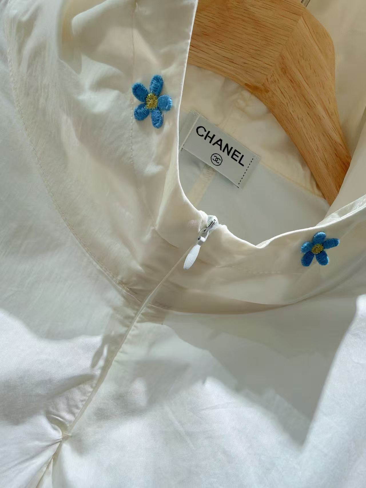 ✨✨✨CHANEL✨✨ 秋款上新小香涂鸦双C连帽半开防晒外套 大批量现货直发面料：轻薄皱感涤纶，透气防晒