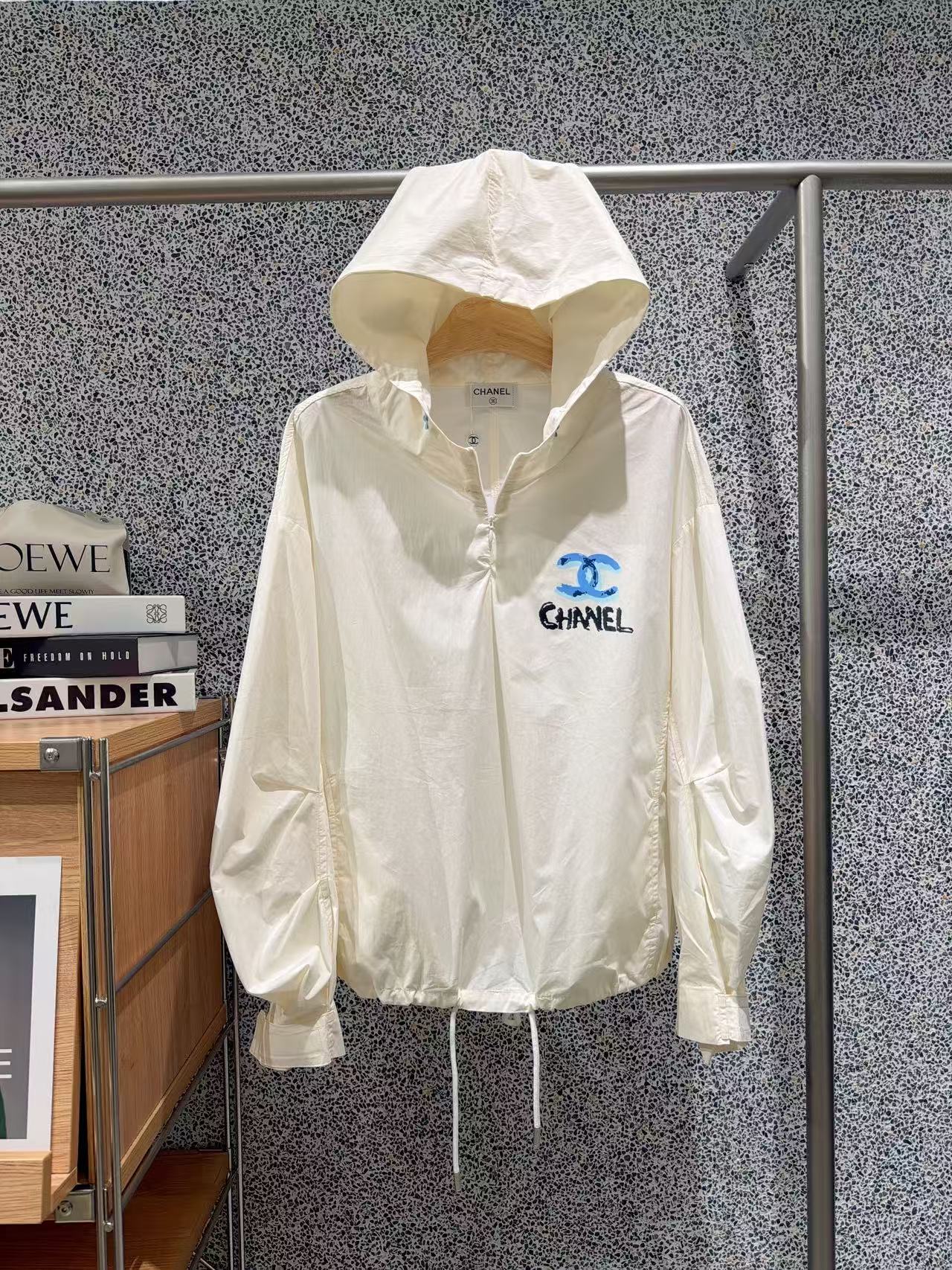 ✨✨✨CHANEL✨✨ 秋款上新小香涂鸦双C连帽半开防晒外套 大批量现货直发面料：轻薄皱感涤纶，透气防晒