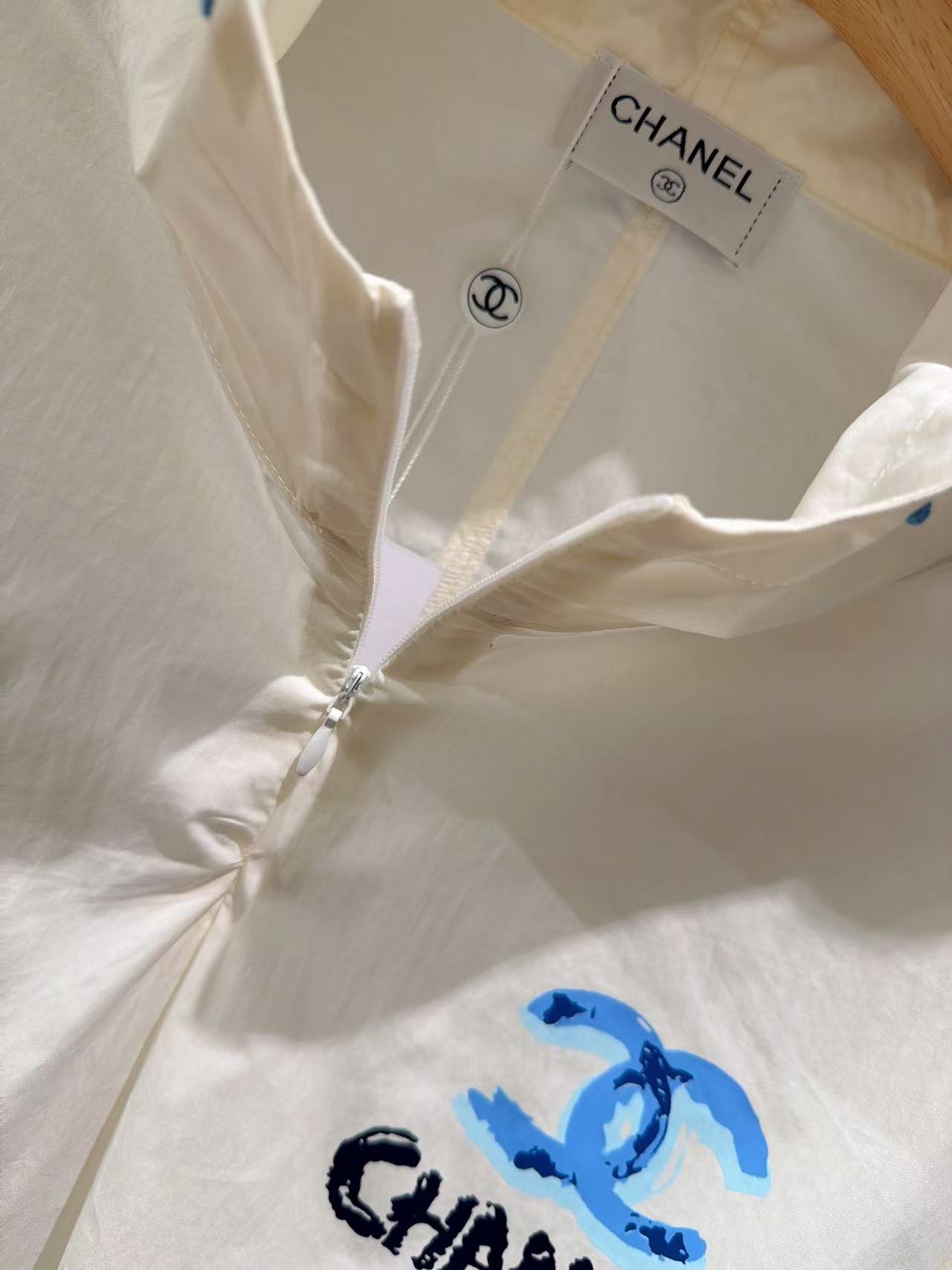 ✨✨✨CHANEL✨✨ 秋款上新小香涂鸦双C连帽半开防晒外套 大批量现货直发面料：轻薄皱感涤纶，透气防晒