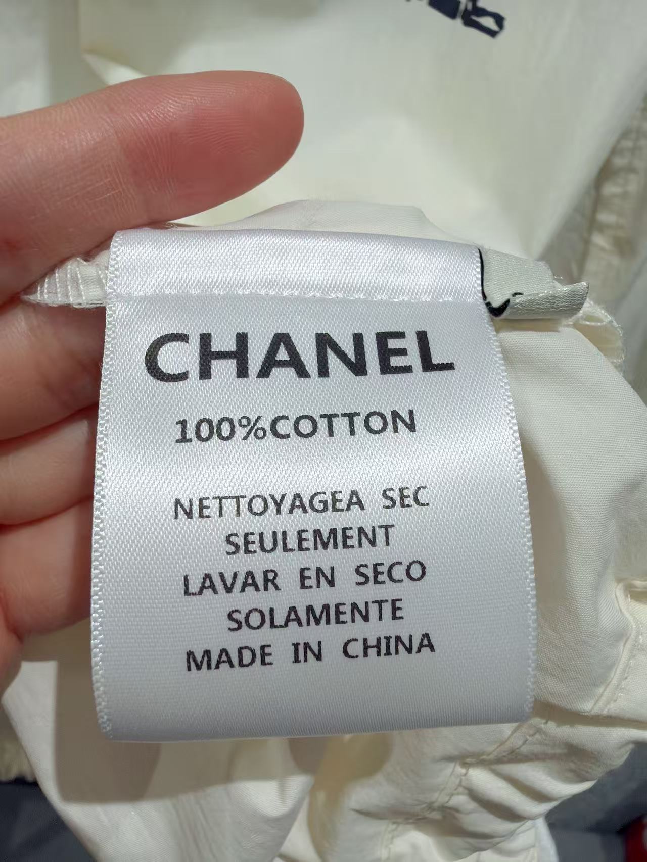 ✨✨✨CHANEL✨✨ 秋款上新小香涂鸦双C连帽半开防晒外套 大批量现货直发面料：轻薄皱感涤纶，透气防晒