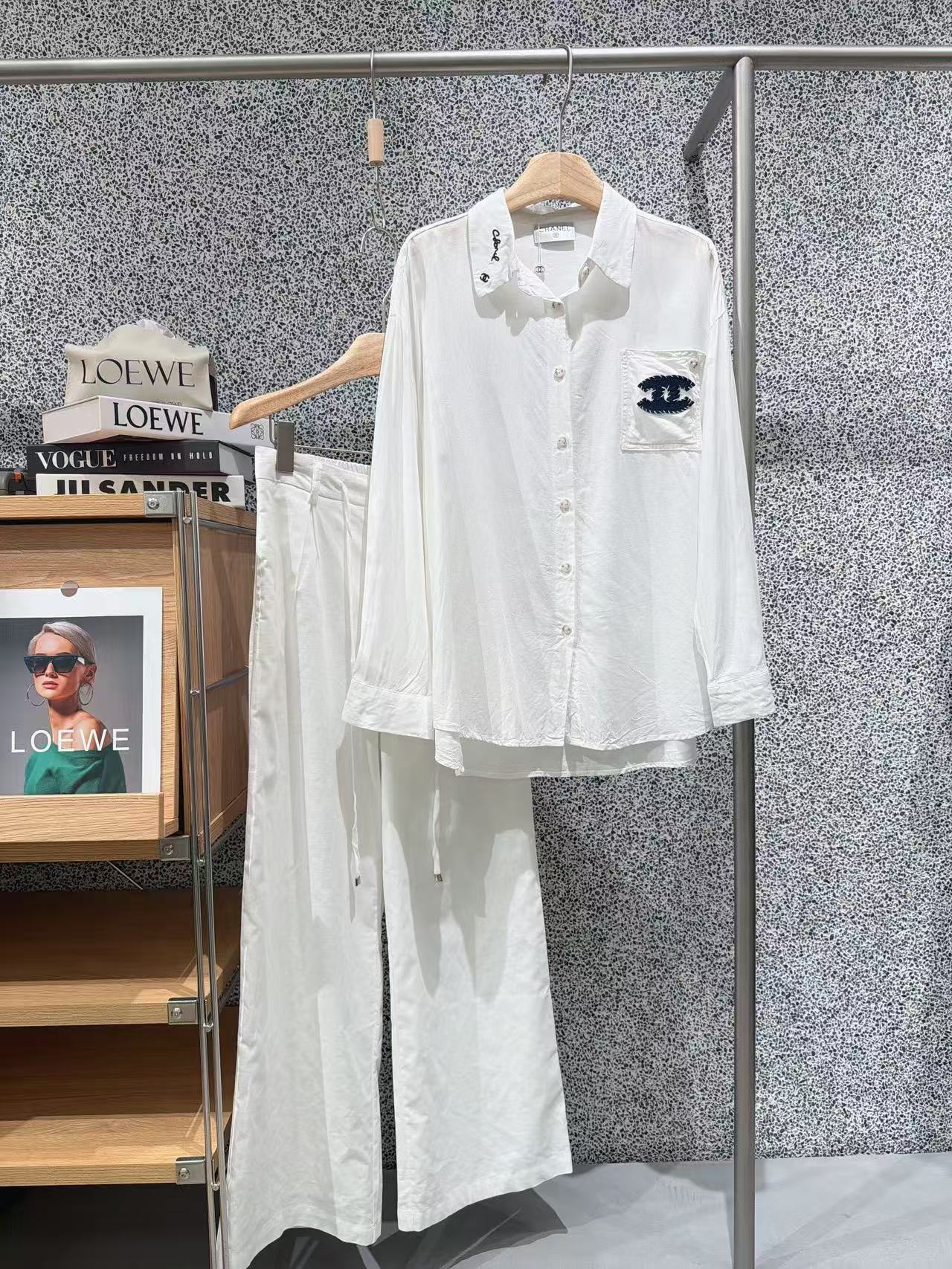 ✨✨✨CHANEL✨✨ 秋款新品同系列轻奢套装配套阔腿白裤，档口复购王单品！甄选透气天丝棉混纺面料，自带