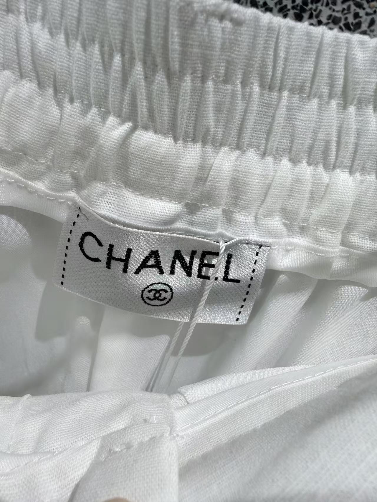 ✨✨✨CHANEL✨✨ 秋款新品同系列轻奢套装配套阔腿白裤，档口复购王单品！甄选透气天丝棉混纺面料，自带