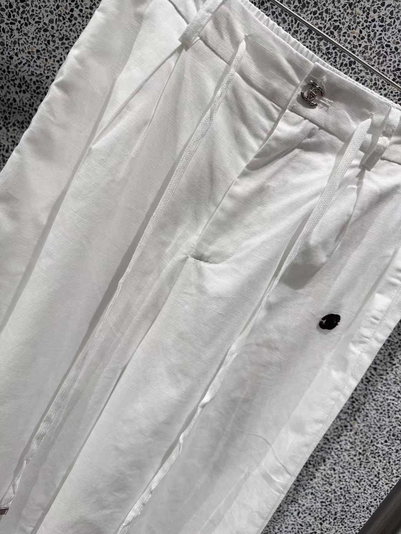 ✨✨✨CHANEL✨✨ 秋款新品同系列轻奢套装配套阔腿白裤，档口复购王单品！甄选透气天丝棉混纺面料，自带