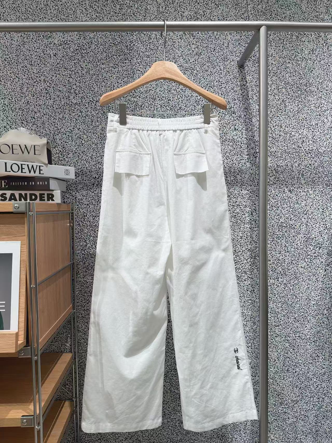 ✨✨✨CHANEL✨✨ 秋款新品同系列轻奢套装配套阔腿白裤，档口复购王单品！甄选透气天丝棉混纺面料，自带