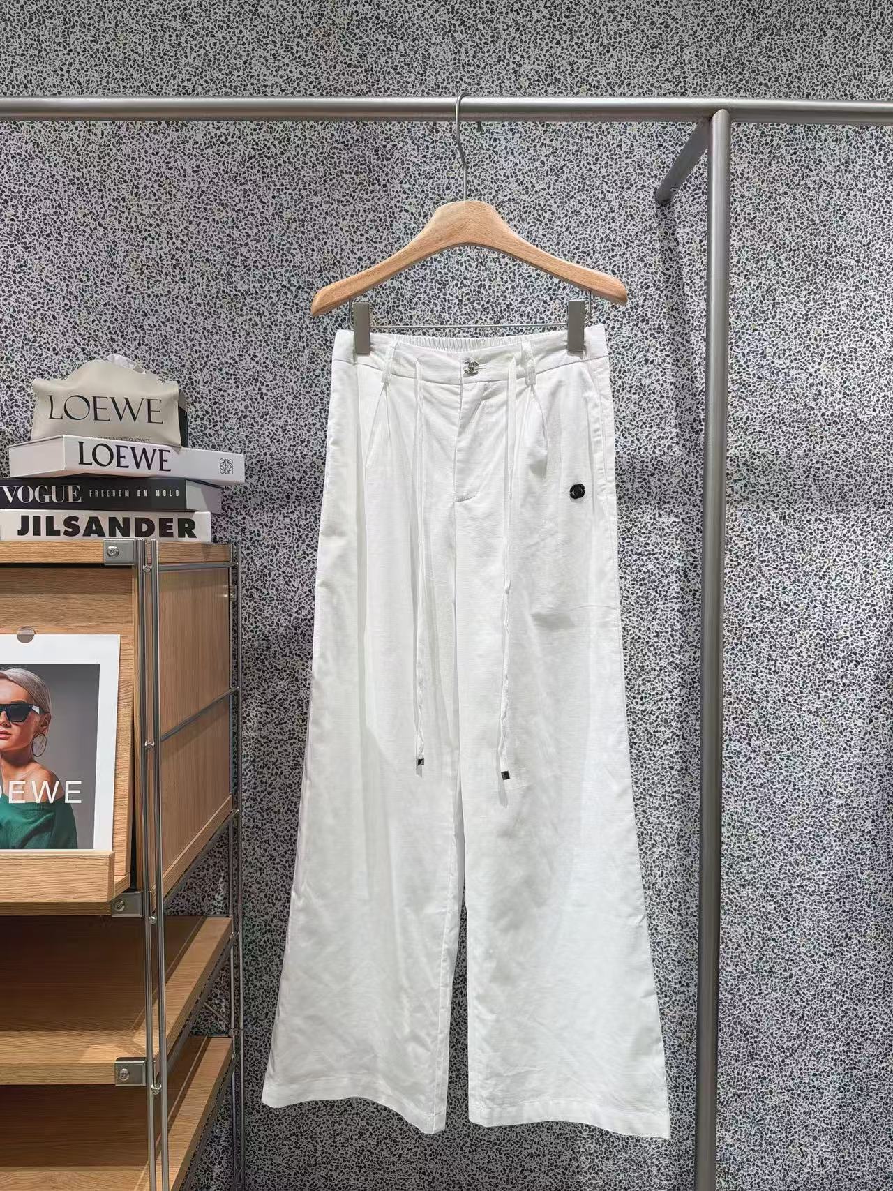 ✨✨✨CHANEL✨✨ 秋款新品同系列轻奢套装配套阔腿白裤，档口复购王单品！甄选透气天丝棉混纺面料，自带