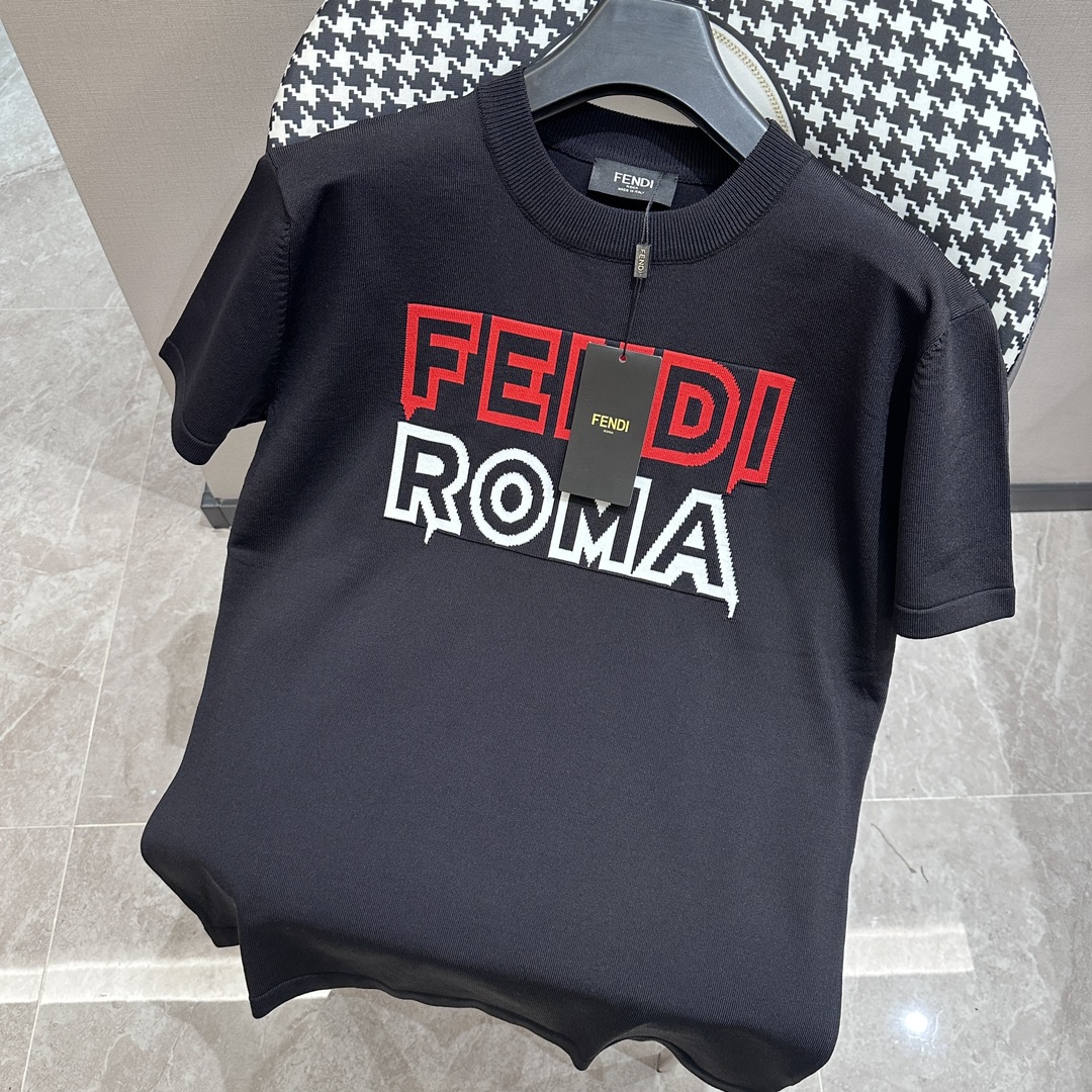 FENDI Fendi 顶级品质彰显超高的辨识，简约大方而不失调 稳定不易变形缩水的百搭款 男女同款时尚休闲百搭