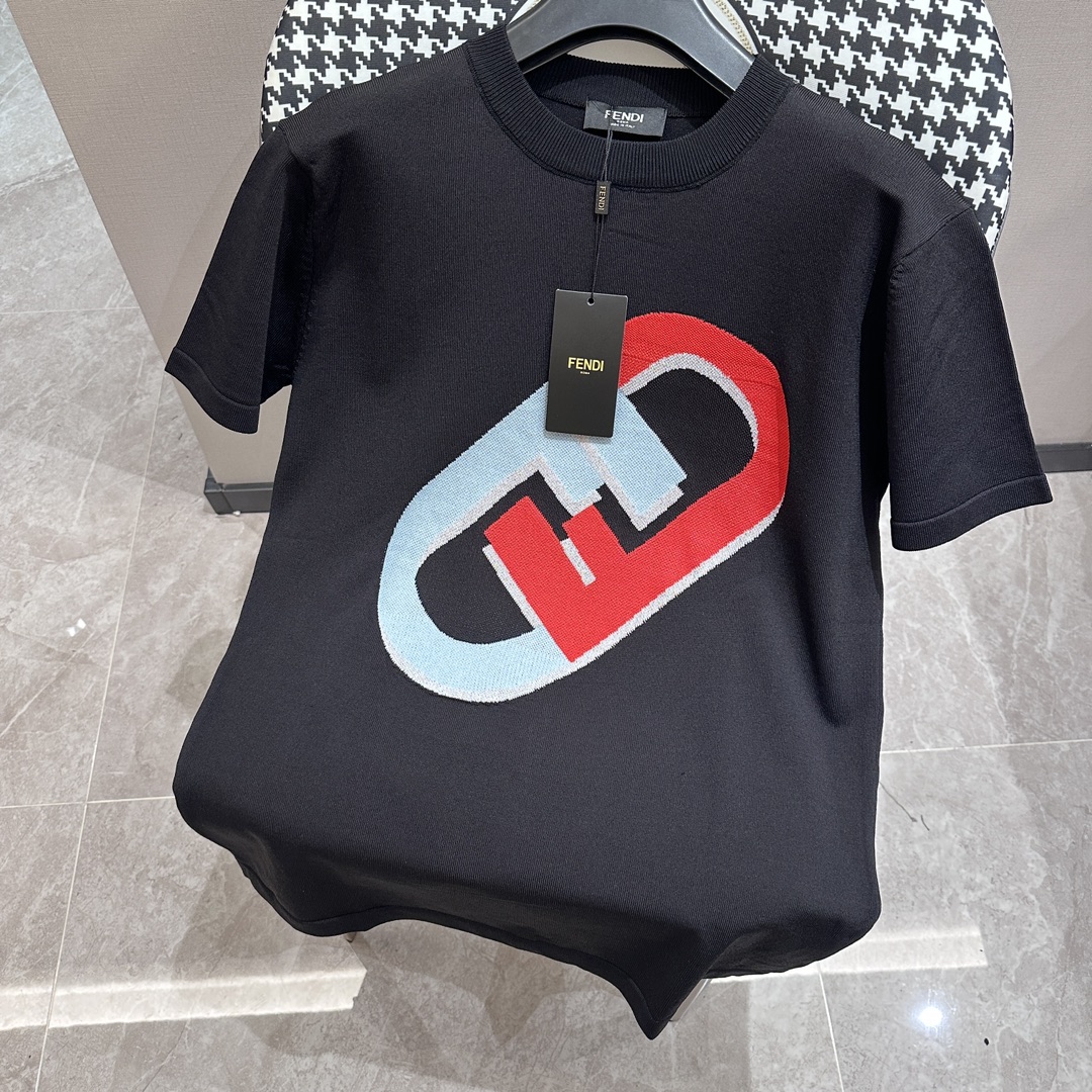 FENDI Fendi 拼色双F环扣刺绣图案 顶级时尚潮流休闲短袖 上身好穿 不单调的色感 宽松版型显瘦又好看