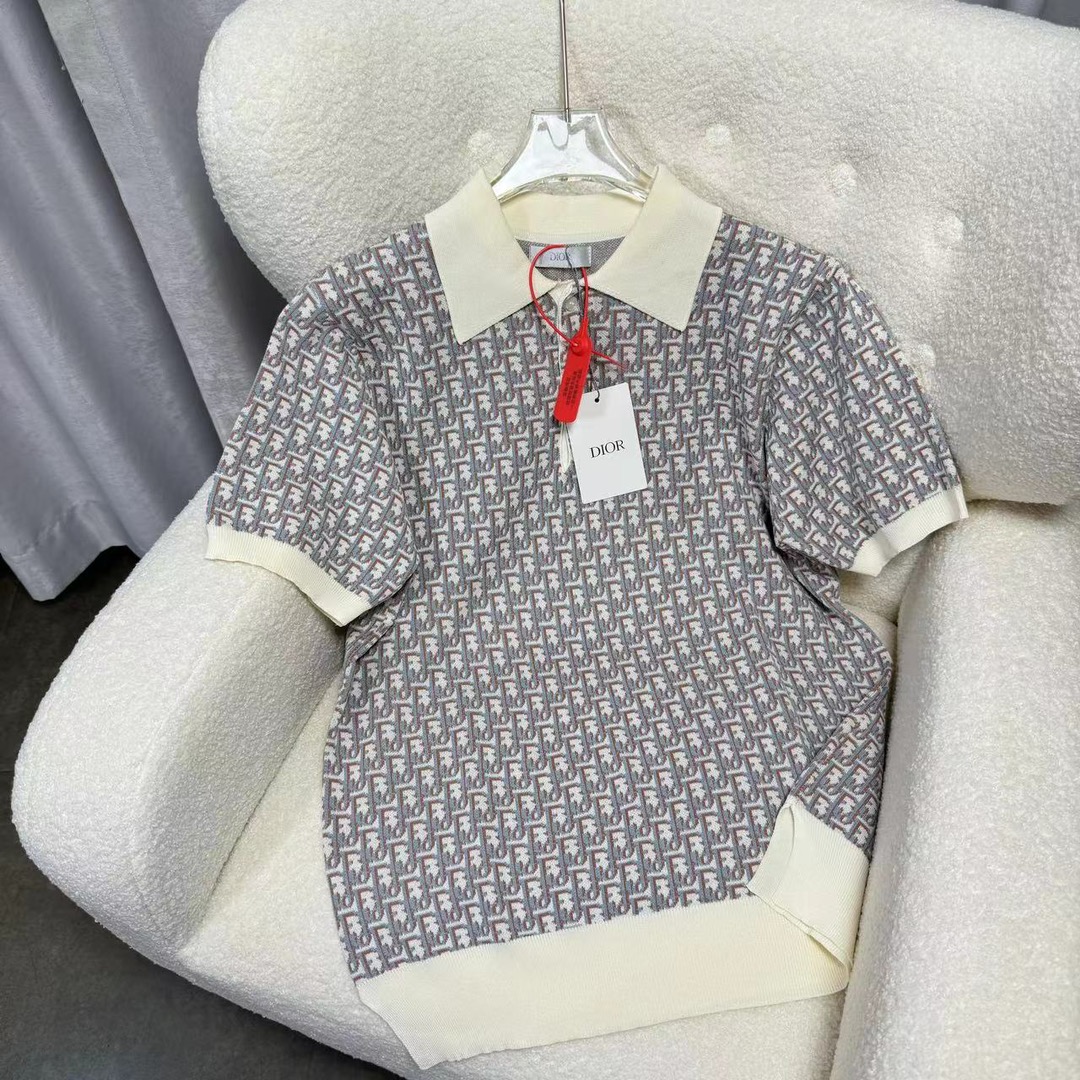 Polo con estampado Dior Dio*Oblique 🔥 Este polo de punto presenta el clásico estampado Oblique Corte recto Cierre de b…