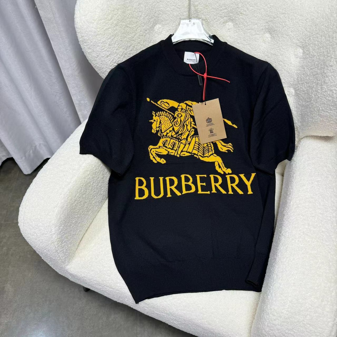 BURBERRY博伯利 24s早春新品针织短袖T恤 打造新纪元气息 始祖全新经典传承时尚双关设计 短丁时装设计与休闲运动的完美结合 略微显阔更为适合搭配各种潮流时尚造型 全新压花 logo 标识呈现焕新时代元素感