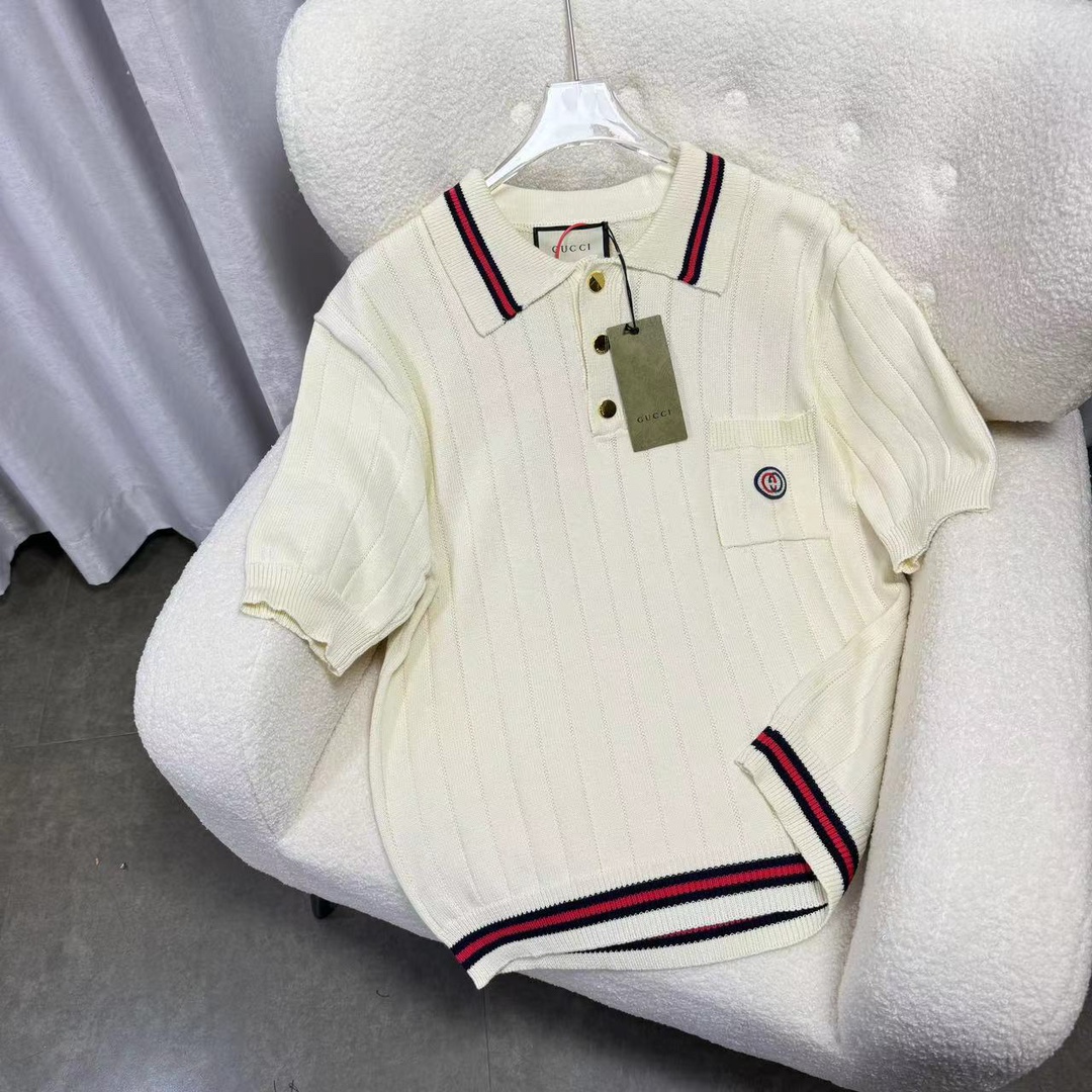 GUCCI Gucci gu*c polo de manga corta con bolsillo en el pecho y rayas de punto, cuello abierto. Algodón importado de pr…
