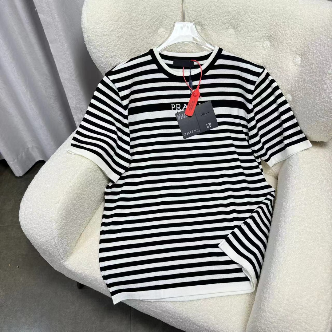 PRADA普拉达 Nuevo modelo disponible 🔥 Estilo único y moderno El polo de punto de Prada, con su distintiva decoración de r…