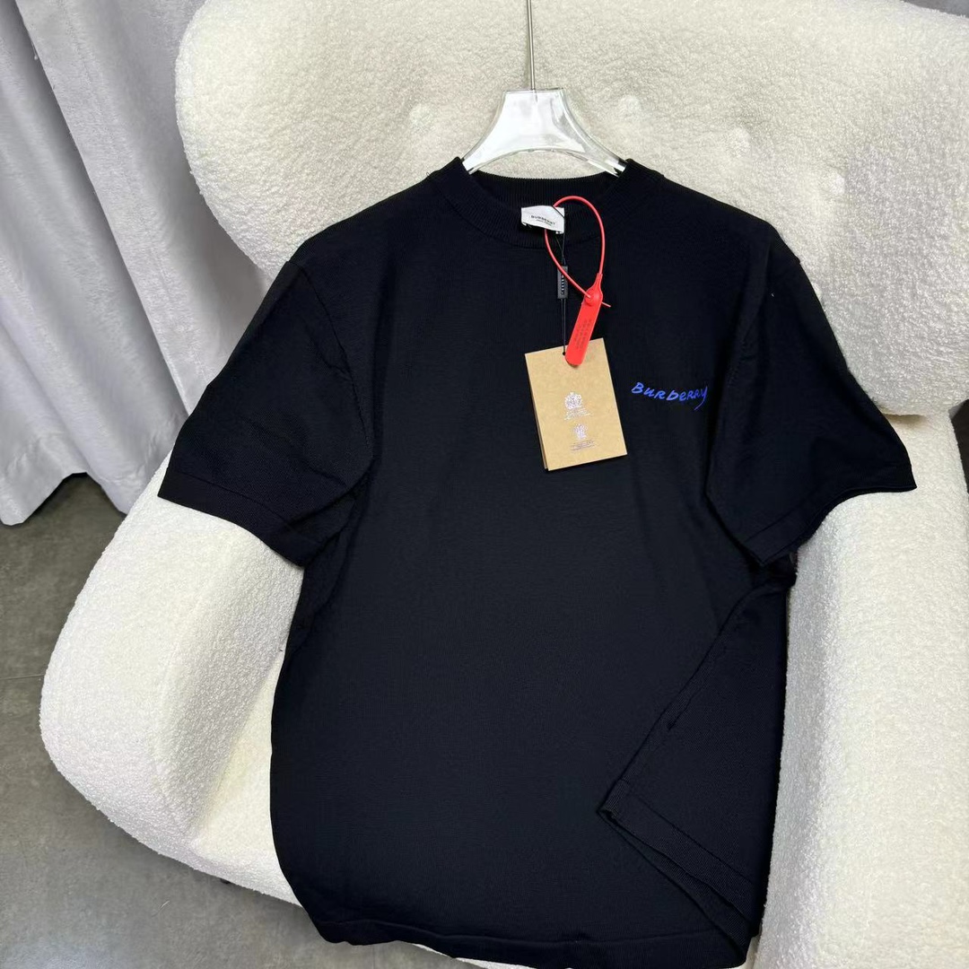 BURBERRY博伯利 巴宝莉 -2024春夏新款男女同款 👫针织短袖t恤 专柜同步发售定制 专属纯棉面料 胸前字母logo图案印花工艺设计！后背🍓印花工艺加烫钻 简约大方 从容百搭 档次极高 完美融入时尚还有风情感一款完美符合外穿的…