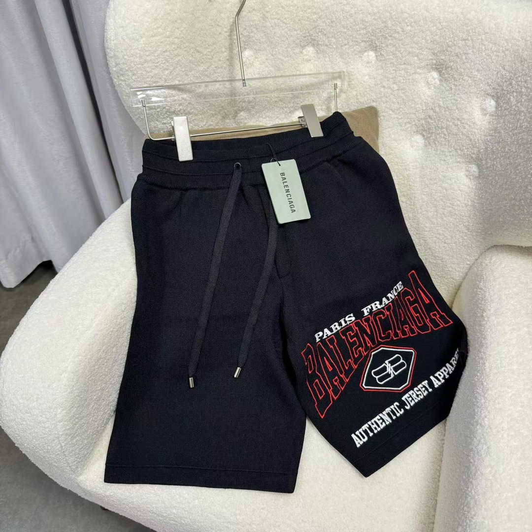 Los pantalones cortos de punto nuevo de Givenchy 24ss están confeccionados con tejido liso de doble hilo y tejido de al…