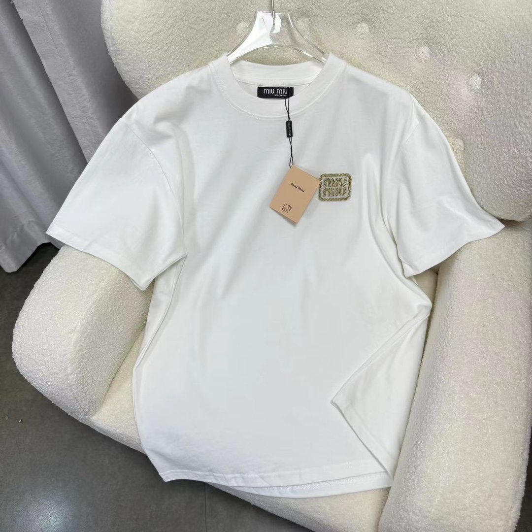 MIUMIU Miu Miu Camiseta de manga corta de nueva temporada 24. Logo personalizado bordado a mano en el pecho, hilo de or…