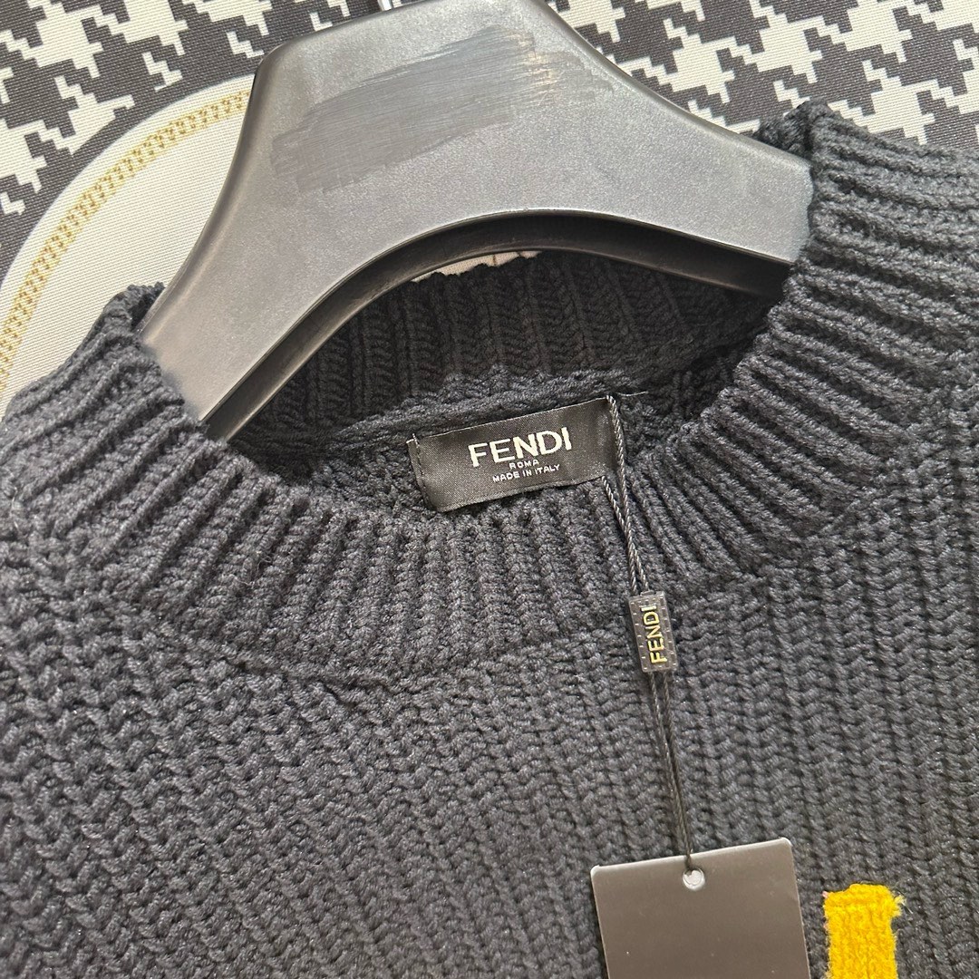 “Fendi’s Latest Embroidered Logo Collection: Celin * 2024” - 图片 5