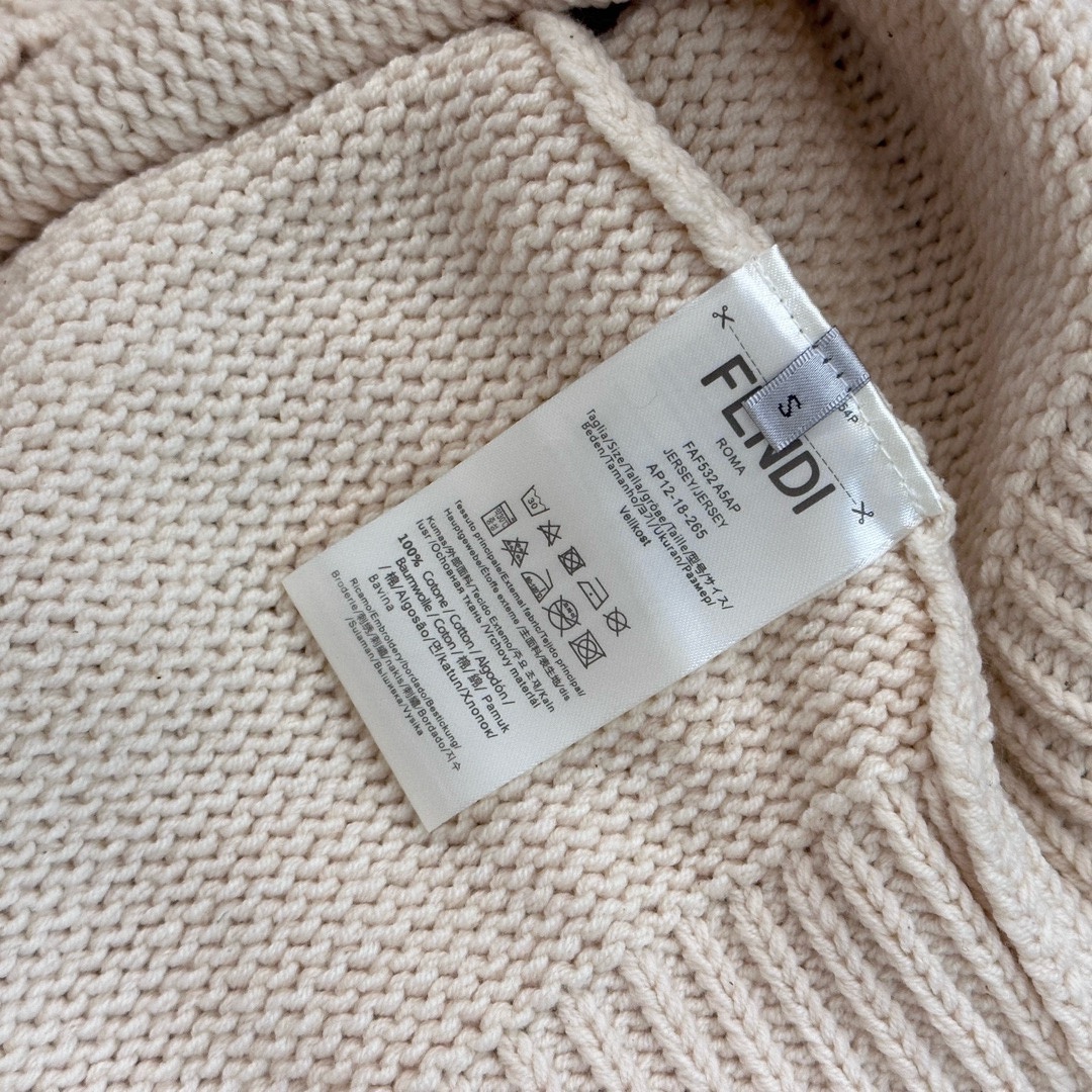 Stylish Winter Sweaters: Beauty and Warmth in Two Colors - 图片 6