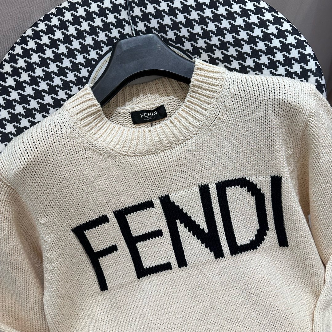 Stylish Winter Sweaters: Beauty and Warmth in Two Colors - 图片 3