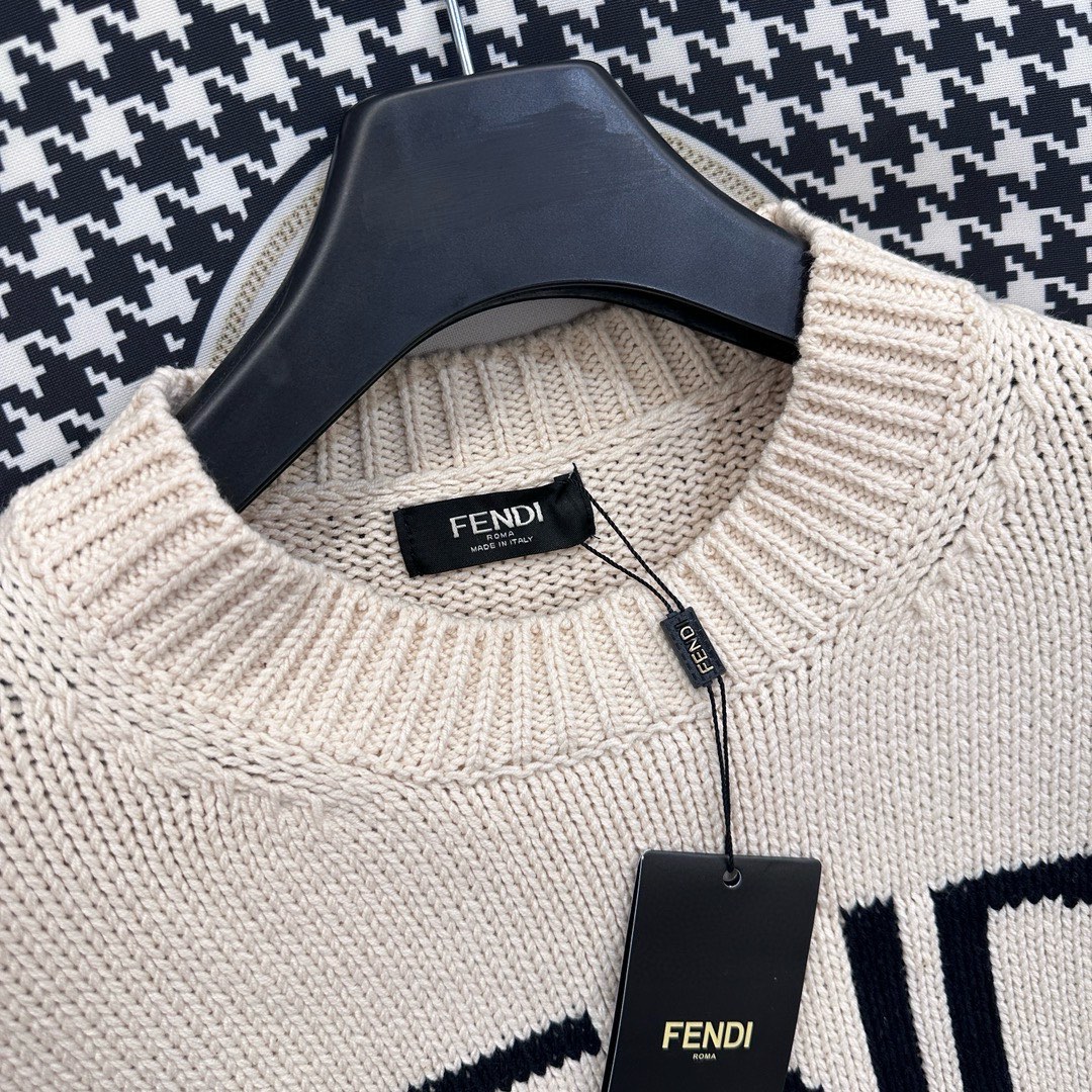 Stylish Winter Sweaters: Beauty and Warmth in Two Colors - 图片 5