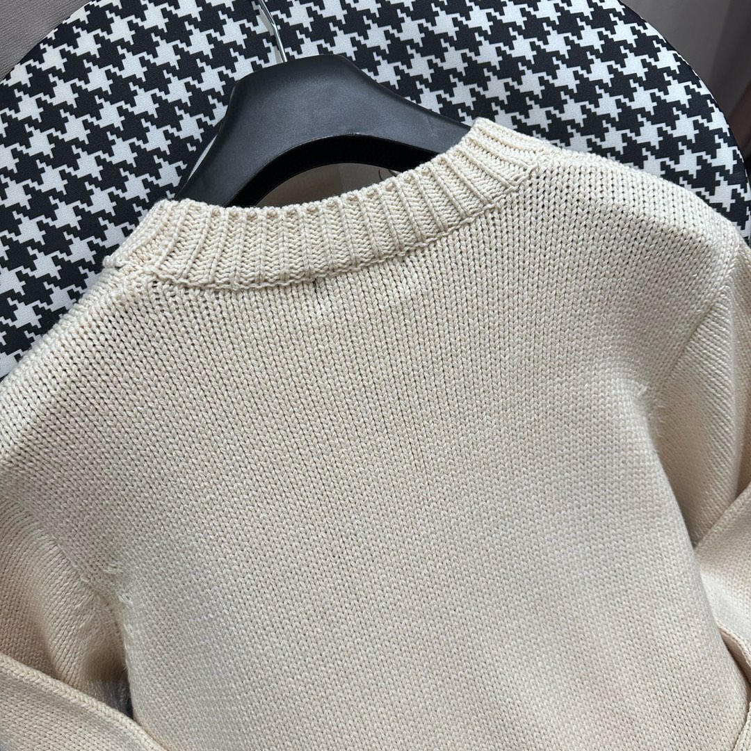 Stylish Winter Sweaters: Beauty and Warmth in Two Colors - 图片 4