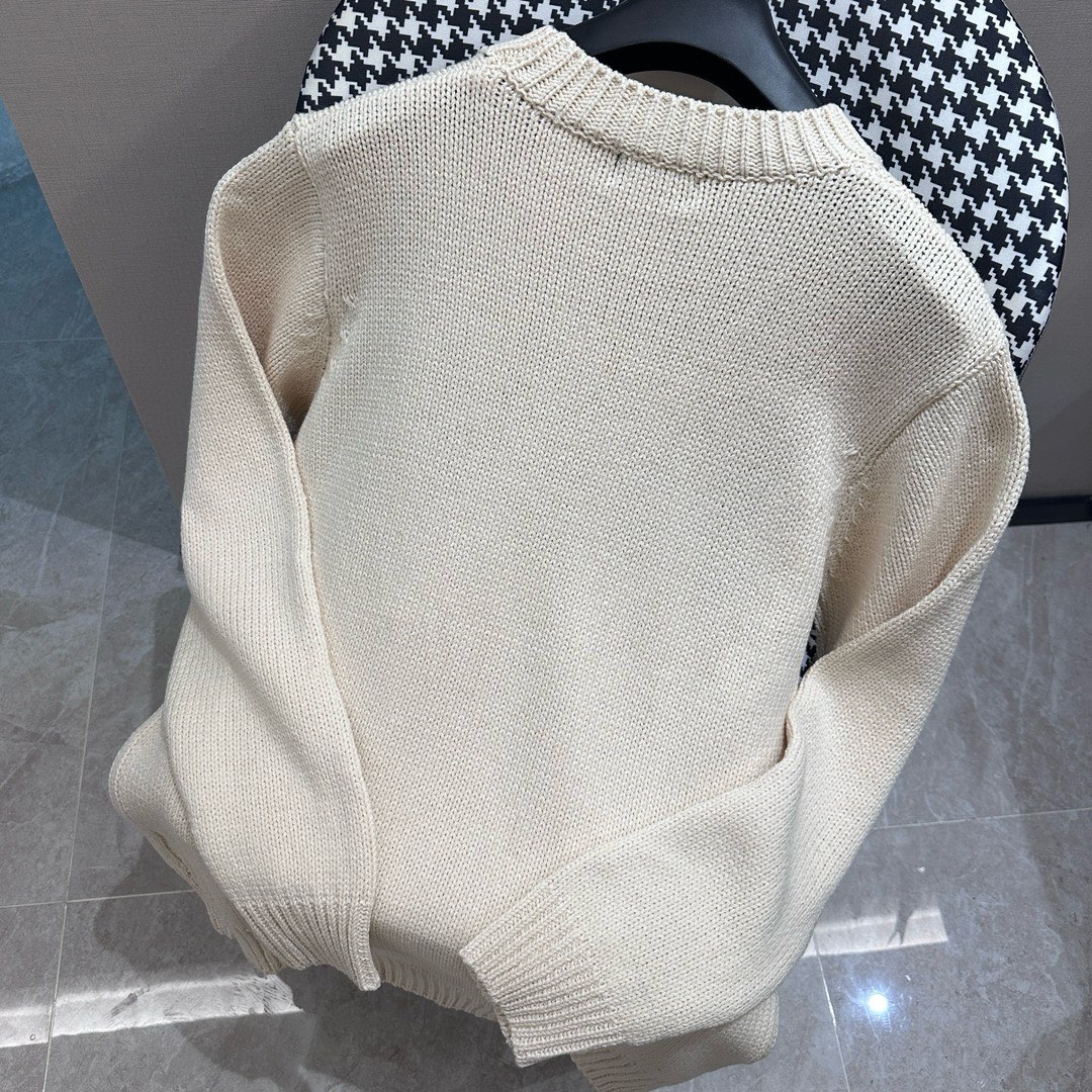 Stylish Winter Sweaters: Beauty and Warmth in Two Colors - 图片 2