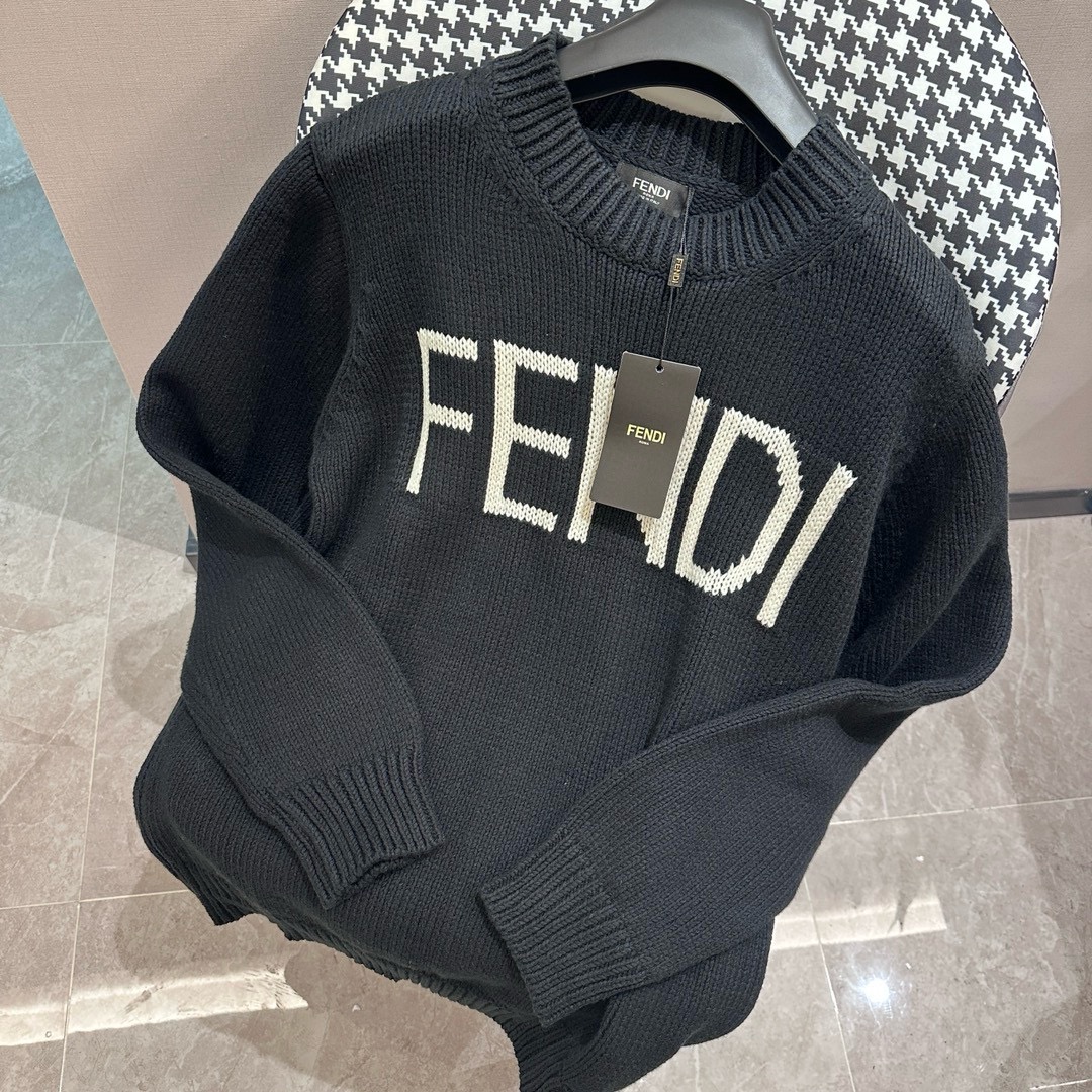 FENDI芬迪 芬迪减龄字母提花慵懒宽松圆领套头 百搭休闲针织衫毛衣🔥 针织毛衣可以英姿飒爽 可以温柔如水 在冬季给你足够的温暖 可以内搭 也可以单穿 让你的每一天的服饰都美的百变 冬天对一件毛衣的追求除了暖 美感也得跟上 两色可选 情…
