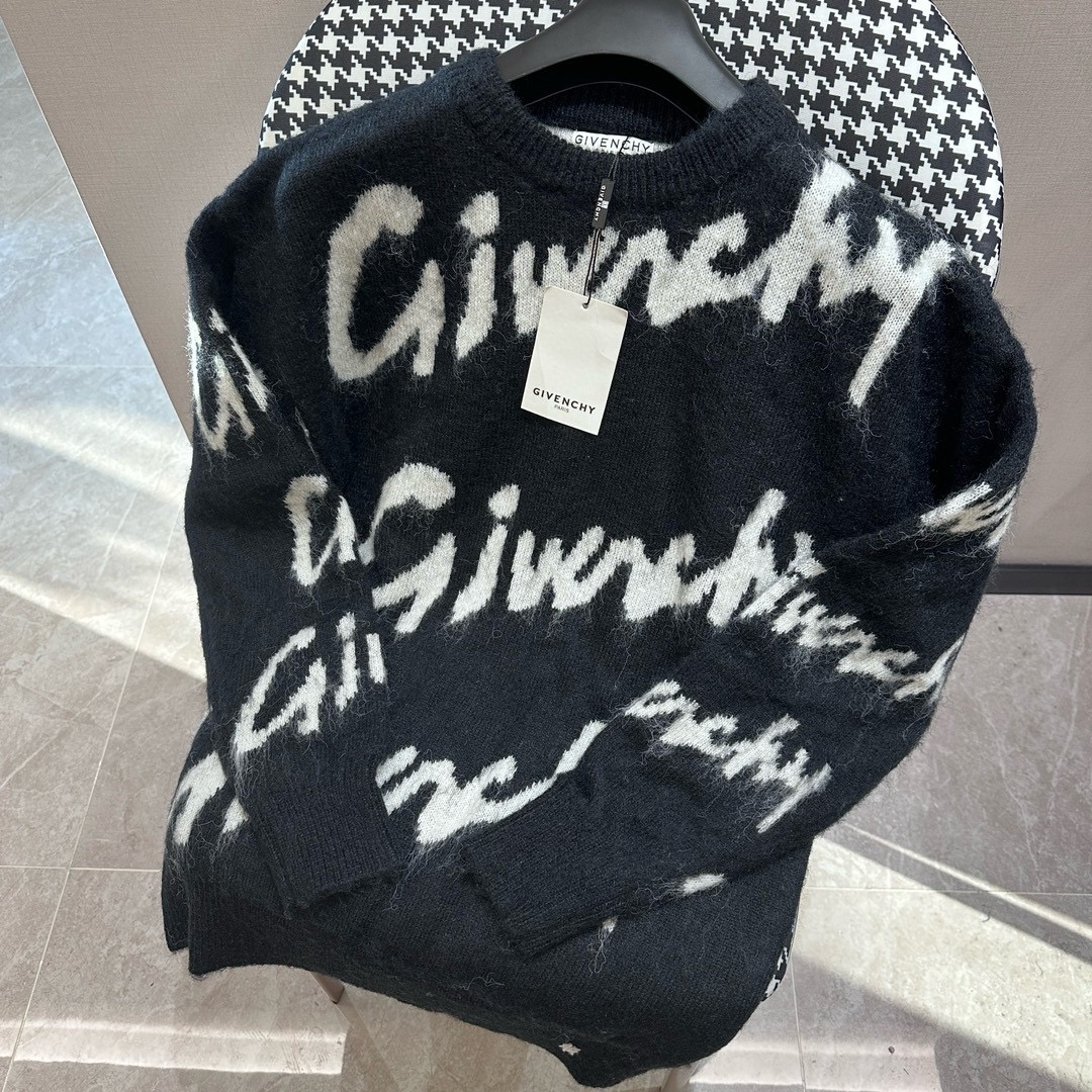 El tejido de Givenchy está confeccionado con exclusiva lana de Angora ultrasuave 16S tejida y teñida a medida. La lana …